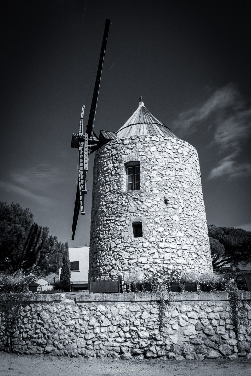 Allauch,Provence - Voyage - Frank César LOVISOLO - Allauch : Un nom qui résonne comme une chanson claire au cœur des collines provençales. Quand on le prononce, il semble que le vent s’y accroche, qu’il prolonge la dernière syllabe dans un souffle chaud ou vif quant aux saisons. Allauch, c’est la lumière du matin qui se pose sur les toits de tuiles d'argile orange, c’est le soir qui descend doucement sur les moulins ; c’est le parfum des pins mêlé à celui de la farigoule et du romarin. Ce village, suspendu entre ciel et mer, n’est pas seulement un espace géographique : il demeure un temps continu, une respiration de mémoire. Ici, l’histoire humaine s’est enracinée très tôt. Des vestiges antiques témoignent de la présence romaine, puis le Moyen Âge a dressé sur la colline son château, forteresse protectrice dont les ruines veillent encore.