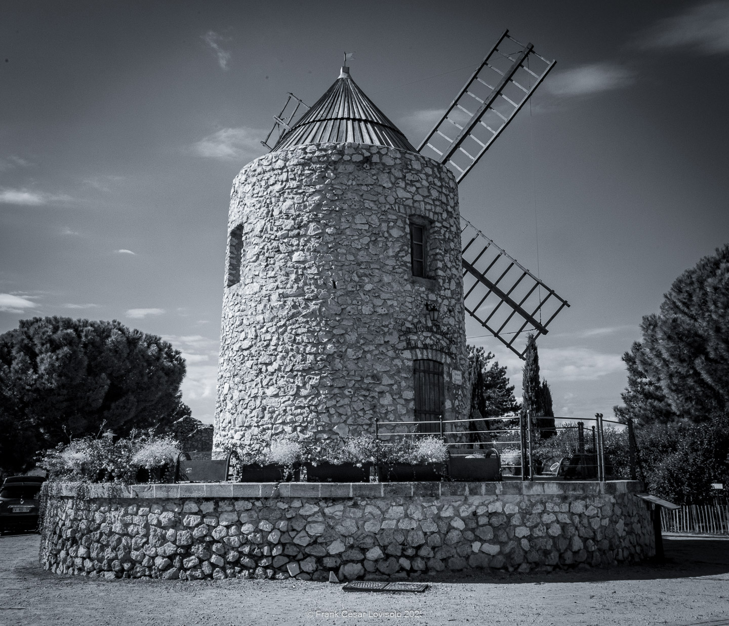 Allauch,Provence - Voyage - Frank César LOVISOLO - Allauch : Un nom qui résonne comme une chanson claire au cœur des collines provençales. Quand on le prononce, il semble que le vent s’y accroche, qu’il prolonge la dernière syllabe dans un souffle chaud ou vif quant aux saisons. Allauch, c’est la lumière du matin qui se pose sur les toits de tuiles d'argile orange, c’est le soir qui descend doucement sur les moulins ; c’est le parfum des pins mêlé à celui de la farigoule et du romarin. Ce village, suspendu entre ciel et mer, n’est pas seulement un espace géographique : il demeure un temps continu, une respiration de mémoire. Ici, l’histoire humaine s’est enracinée très tôt. Des vestiges antiques témoignent de la présence romaine, puis le Moyen Âge a dressé sur la colline son château, forteresse protectrice dont les ruines veillent encore.