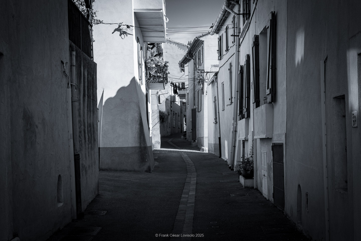Allauch,Provence - Voyage - Frank César LOVISOLO - Allauch : Un nom qui résonne comme une chanson claire au cœur des collines provençales. Quand on le prononce, il semble que le vent s’y accroche, qu’il prolonge la dernière syllabe dans un souffle chaud ou vif quant aux saisons. Allauch, c’est la lumière du matin qui se pose sur les toits de tuiles d'argile orange, c’est le soir qui descend doucement sur les moulins ; c’est le parfum des pins mêlé à celui de la farigoule et du romarin. Ce village, suspendu entre ciel et mer, n’est pas seulement un espace géographique : il demeure un temps continu, une respiration de mémoire. Ici, l’histoire humaine s’est enracinée très tôt. Des vestiges antiques témoignent de la présence romaine, puis le Moyen Âge a dressé sur la colline son château, forteresse protectrice dont les ruines veillent encore.