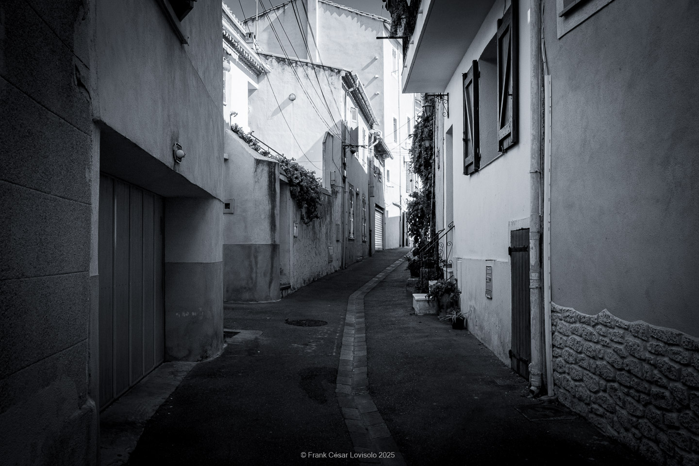 Allauch,Provence - Voyage - Frank César LOVISOLO - Allauch : Un nom qui résonne comme une chanson claire au cœur des collines provençales. Quand on le prononce, il semble que le vent s’y accroche, qu’il prolonge la dernière syllabe dans un souffle chaud ou vif quant aux saisons. Allauch, c’est la lumière du matin qui se pose sur les toits de tuiles d'argile orange, c’est le soir qui descend doucement sur les moulins ; c’est le parfum des pins mêlé à celui de la farigoule et du romarin. Ce village, suspendu entre ciel et mer, n’est pas seulement un espace géographique : il demeure un temps continu, une respiration de mémoire. Ici, l’histoire humaine s’est enracinée très tôt. Des vestiges antiques témoignent de la présence romaine, puis le Moyen Âge a dressé sur la colline son château, forteresse protectrice dont les ruines veillent encore.