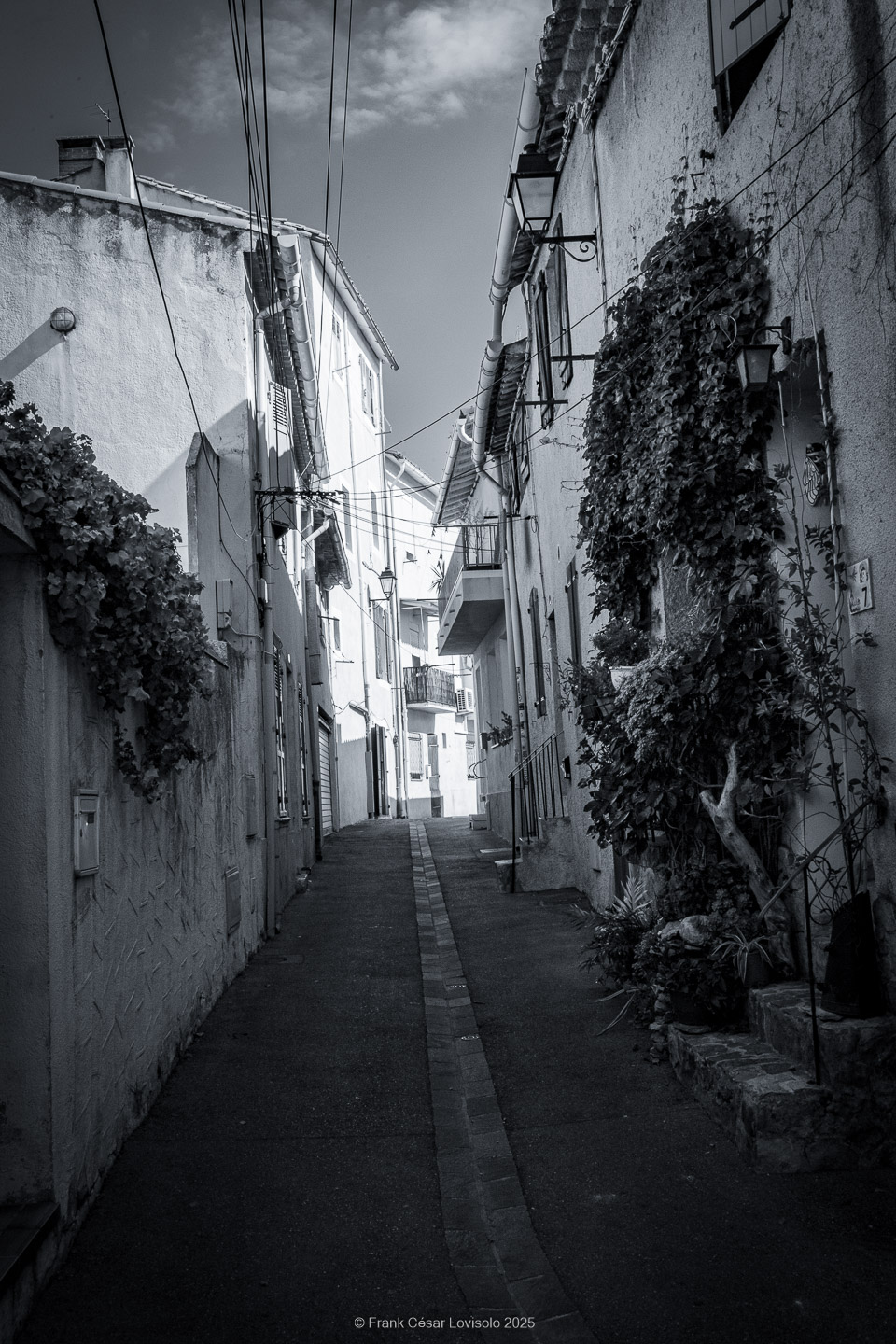 Allauch,Provence - Voyage - Frank César LOVISOLO - Allauch : Un nom qui résonne comme une chanson claire au cœur des collines provençales. Quand on le prononce, il semble que le vent s’y accroche, qu’il prolonge la dernière syllabe dans un souffle chaud ou vif quant aux saisons. Allauch, c’est la lumière du matin qui se pose sur les toits de tuiles d'argile orange, c’est le soir qui descend doucement sur les moulins ; c’est le parfum des pins mêlé à celui de la farigoule et du romarin. Ce village, suspendu entre ciel et mer, n’est pas seulement un espace géographique : il demeure un temps continu, une respiration de mémoire. Ici, l’histoire humaine s’est enracinée très tôt. Des vestiges antiques témoignent de la présence romaine, puis le Moyen Âge a dressé sur la colline son château, forteresse protectrice dont les ruines veillent encore.