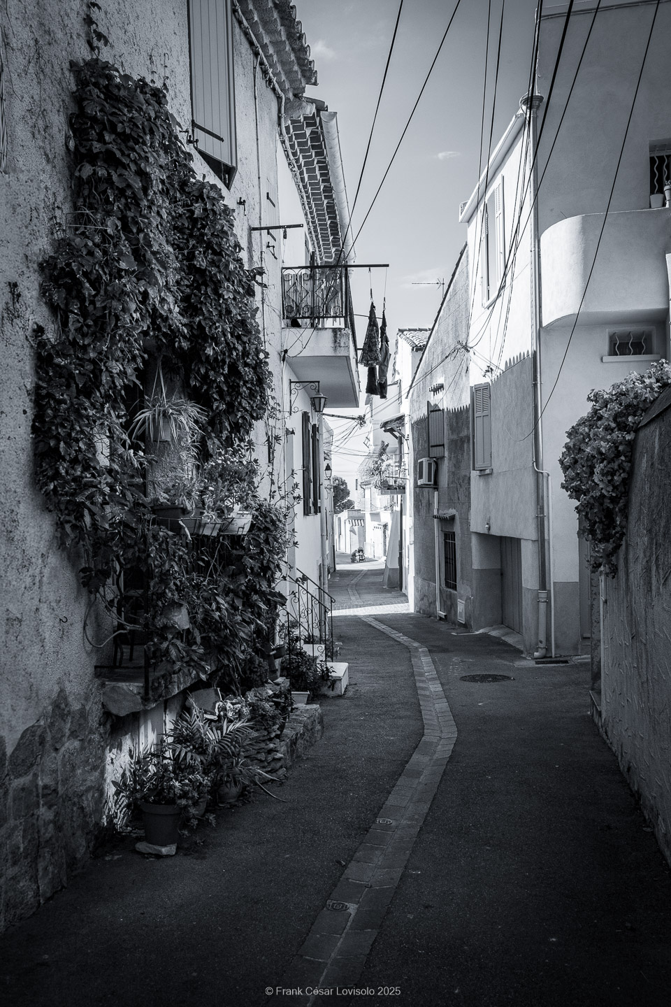 Allauch,Provence - Voyage - Frank César LOVISOLO - Allauch : Un nom qui résonne comme une chanson claire au cœur des collines provençales. Quand on le prononce, il semble que le vent s’y accroche, qu’il prolonge la dernière syllabe dans un souffle chaud ou vif quant aux saisons. Allauch, c’est la lumière du matin qui se pose sur les toits de tuiles d'argile orange, c’est le soir qui descend doucement sur les moulins ; c’est le parfum des pins mêlé à celui de la farigoule et du romarin. Ce village, suspendu entre ciel et mer, n’est pas seulement un espace géographique : il demeure un temps continu, une respiration de mémoire. Ici, l’histoire humaine s’est enracinée très tôt. Des vestiges antiques témoignent de la présence romaine, puis le Moyen Âge a dressé sur la colline son château, forteresse protectrice dont les ruines veillent encore.