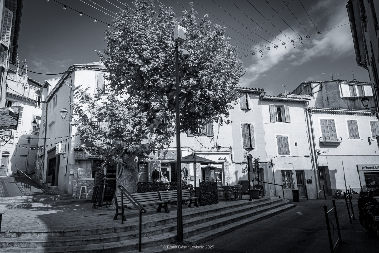 Allauch,Provence - Voyage - Frank César LOVISOLO - Allauch : Un nom qui résonne comme une chanson claire au cœur des collines provençales. Quand on le prononce, il semble que le vent s’y accroche, qu’il prolonge la dernière syllabe dans un souffle chaud ou vif quant aux saisons. Allauch, c’est la lumière du matin qui se pose sur les toits de tuiles d'argile orange, c’est le soir qui descend doucement sur les moulins ; c’est le parfum des pins mêlé à celui de la farigoule et du romarin. Ce village, suspendu entre ciel et mer, n’est pas seulement un espace géographique : il demeure un temps continu, une respiration de mémoire. Ici, l’histoire humaine s’est enracinée très tôt. Des vestiges antiques témoignent de la présence romaine, puis le Moyen Âge a dressé sur la colline son château, forteresse protectrice dont les ruines veillent encore.