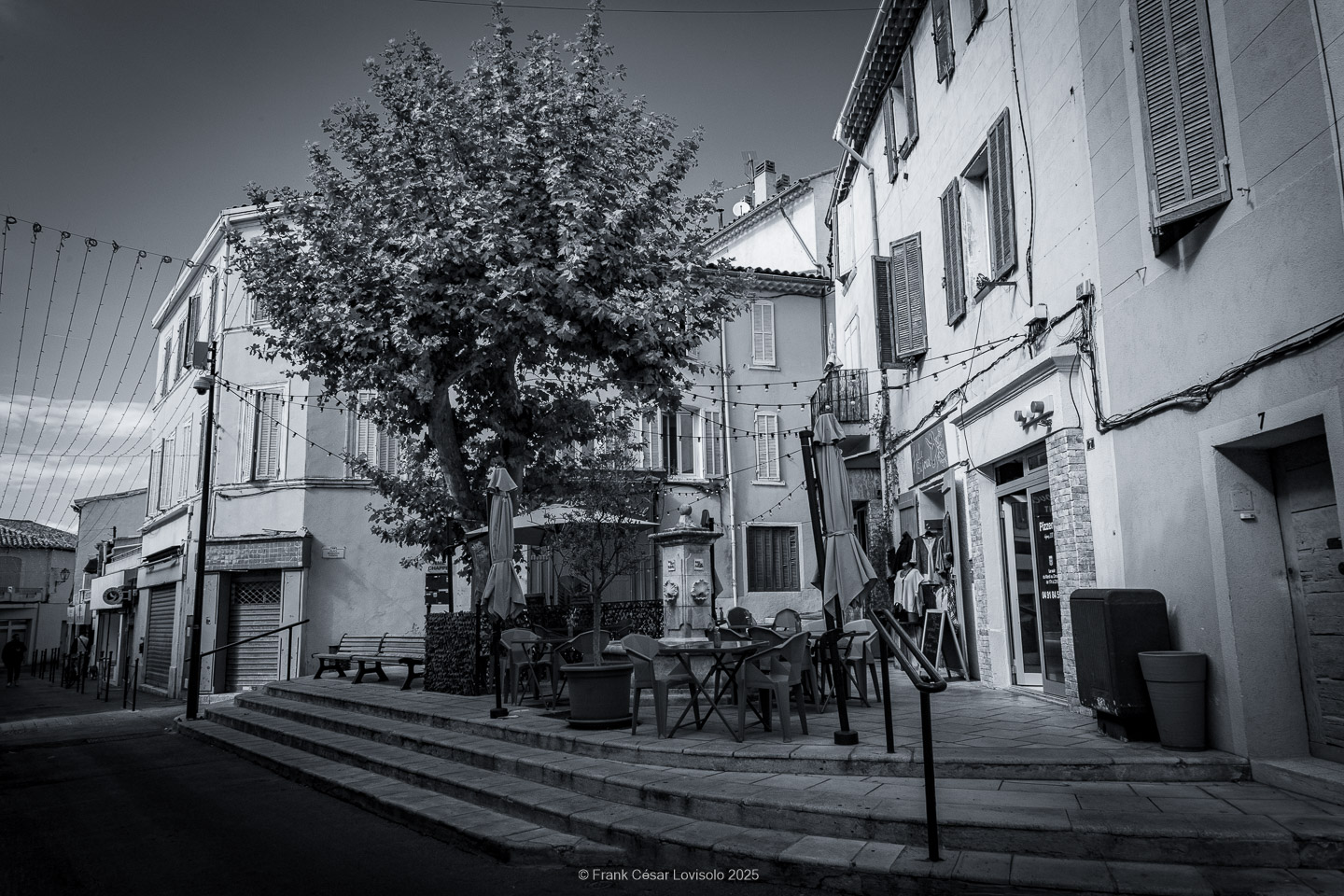 Allauch,Provence - Voyage - Frank César LOVISOLO - Allauch : Un nom qui résonne comme une chanson claire au cœur des collines provençales. Quand on le prononce, il semble que le vent s’y accroche, qu’il prolonge la dernière syllabe dans un souffle chaud ou vif quant aux saisons. Allauch, c’est la lumière du matin qui se pose sur les toits de tuiles d'argile orange, c’est le soir qui descend doucement sur les moulins ; c’est le parfum des pins mêlé à celui de la farigoule et du romarin. Ce village, suspendu entre ciel et mer, n’est pas seulement un espace géographique : il demeure un temps continu, une respiration de mémoire. Ici, l’histoire humaine s’est enracinée très tôt. Des vestiges antiques témoignent de la présence romaine, puis le Moyen Âge a dressé sur la colline son château, forteresse protectrice dont les ruines veillent encore.