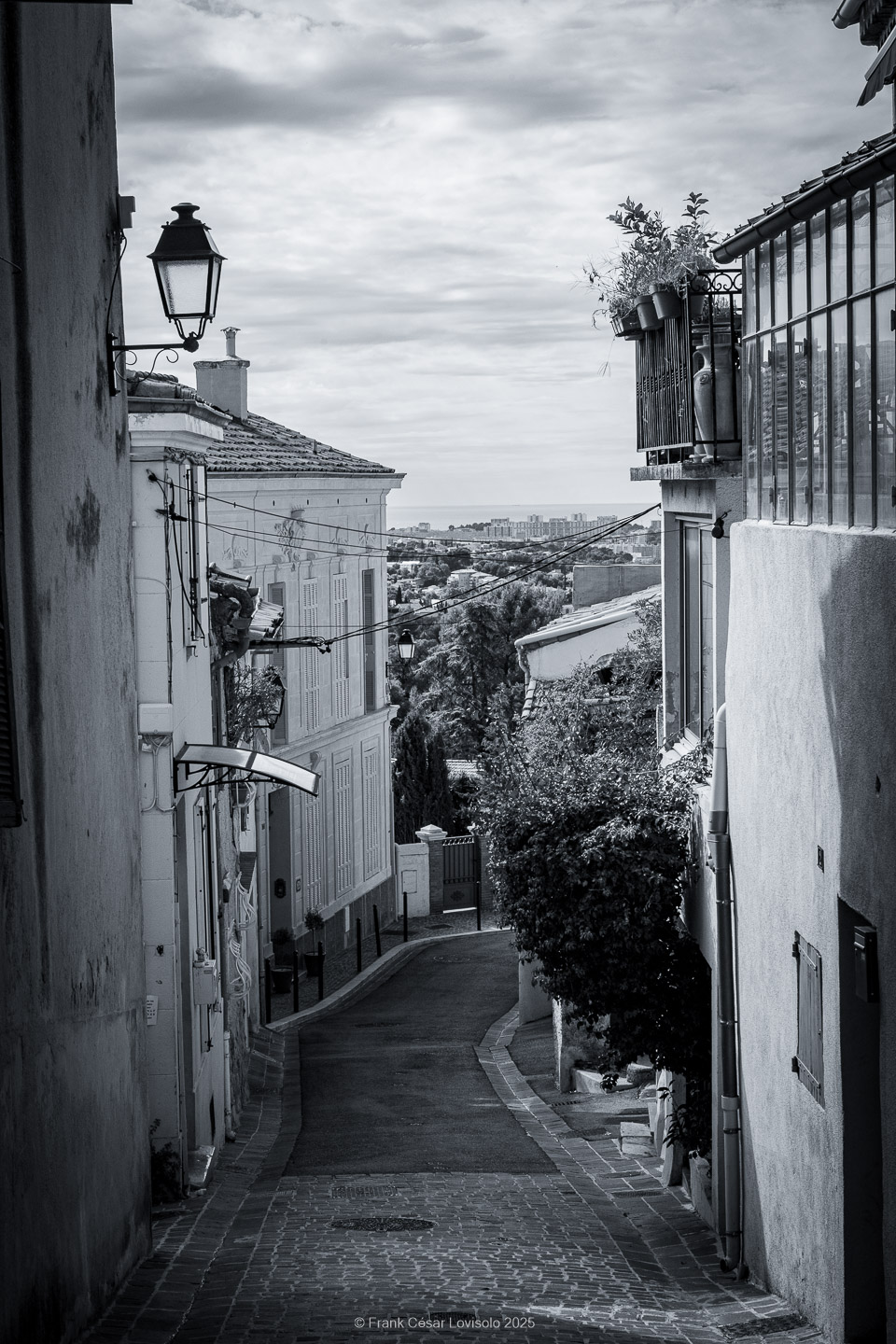 Allauch,Provence - Voyage - Frank César LOVISOLO - Allauch : Un nom qui résonne comme une chanson claire au cœur des collines provençales. Quand on le prononce, il semble que le vent s’y accroche, qu’il prolonge la dernière syllabe dans un souffle chaud ou vif quant aux saisons. Allauch, c’est la lumière du matin qui se pose sur les toits de tuiles d'argile orange, c’est le soir qui descend doucement sur les moulins ; c’est le parfum des pins mêlé à celui de la farigoule et du romarin. Ce village, suspendu entre ciel et mer, n’est pas seulement un espace géographique : il demeure un temps continu, une respiration de mémoire. Ici, l’histoire humaine s’est enracinée très tôt. Des vestiges antiques témoignent de la présence romaine, puis le Moyen Âge a dressé sur la colline son château, forteresse protectrice dont les ruines veillent encore.