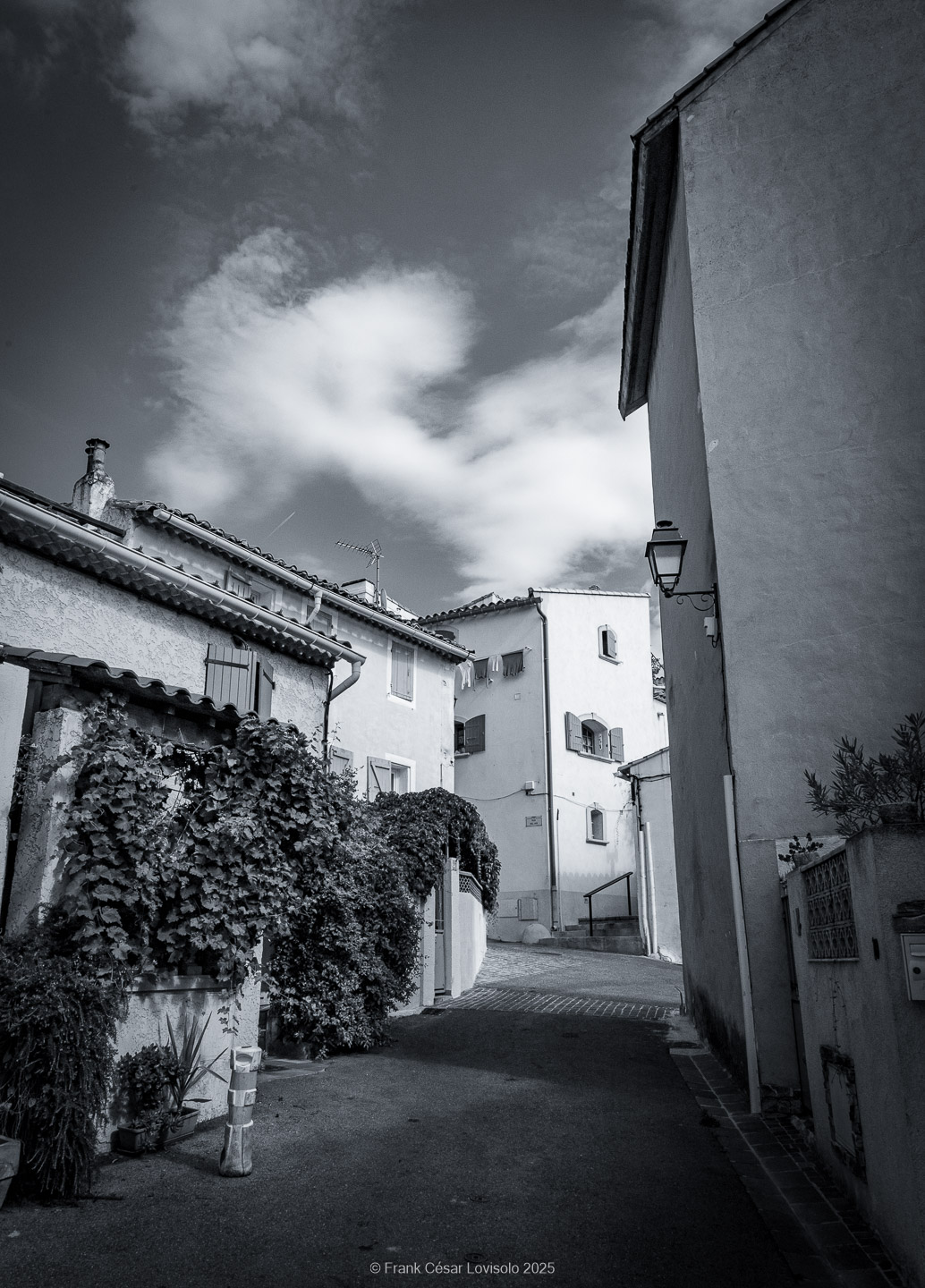 Allauch,Provence - Voyage - Frank César LOVISOLO - Allauch : Un nom qui résonne comme une chanson claire au cœur des collines provençales. Quand on le prononce, il semble que le vent s’y accroche, qu’il prolonge la dernière syllabe dans un souffle chaud ou vif quant aux saisons. Allauch, c’est la lumière du matin qui se pose sur les toits de tuiles d'argile orange, c’est le soir qui descend doucement sur les moulins ; c’est le parfum des pins mêlé à celui de la farigoule et du romarin. Ce village, suspendu entre ciel et mer, n’est pas seulement un espace géographique : il demeure un temps continu, une respiration de mémoire. Ici, l’histoire humaine s’est enracinée très tôt. Des vestiges antiques témoignent de la présence romaine, puis le Moyen Âge a dressé sur la colline son château, forteresse protectrice dont les ruines veillent encore.