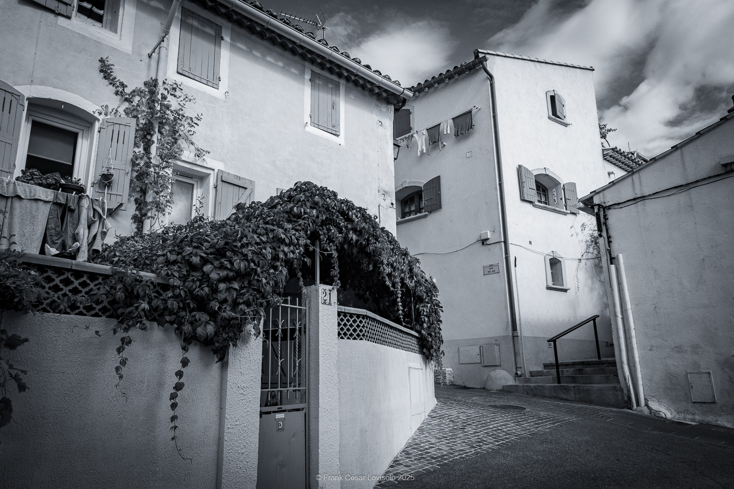 Allauch,Provence - Voyage - Frank César LOVISOLO - Allauch : Un nom qui résonne comme une chanson claire au cœur des collines provençales. Quand on le prononce, il semble que le vent s’y accroche, qu’il prolonge la dernière syllabe dans un souffle chaud ou vif quant aux saisons. Allauch, c’est la lumière du matin qui se pose sur les toits de tuiles d'argile orange, c’est le soir qui descend doucement sur les moulins ; c’est le parfum des pins mêlé à celui de la farigoule et du romarin. Ce village, suspendu entre ciel et mer, n’est pas seulement un espace géographique : il demeure un temps continu, une respiration de mémoire. Ici, l’histoire humaine s’est enracinée très tôt. Des vestiges antiques témoignent de la présence romaine, puis le Moyen Âge a dressé sur la colline son château, forteresse protectrice dont les ruines veillent encore.