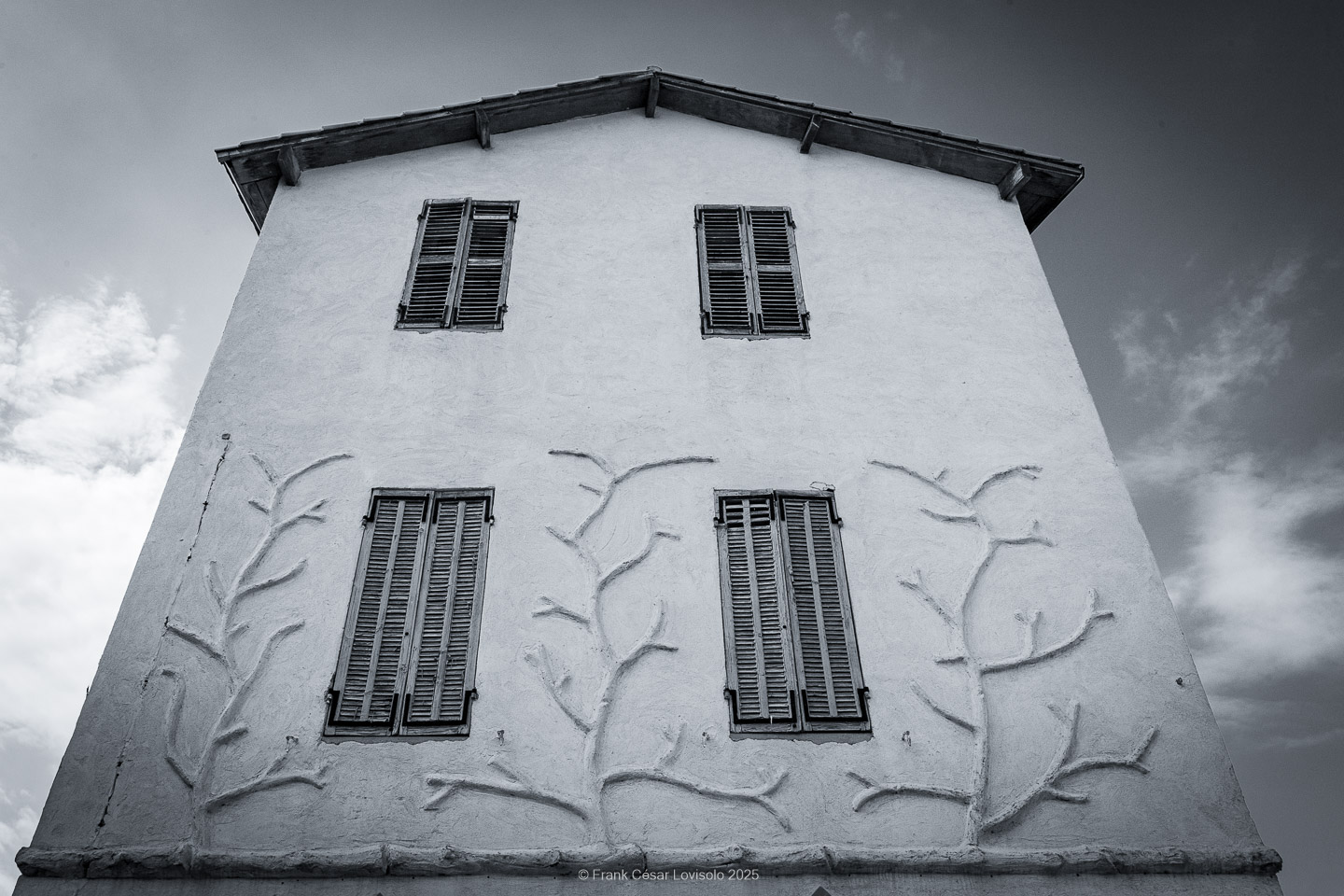 Allauch,Provence - Voyage - Frank César LOVISOLO - Allauch : Un nom qui résonne comme une chanson claire au cœur des collines provençales. Quand on le prononce, il semble que le vent s’y accroche, qu’il prolonge la dernière syllabe dans un souffle chaud ou vif quant aux saisons. Allauch, c’est la lumière du matin qui se pose sur les toits de tuiles d'argile orange, c’est le soir qui descend doucement sur les moulins ; c’est le parfum des pins mêlé à celui de la farigoule et du romarin. Ce village, suspendu entre ciel et mer, n’est pas seulement un espace géographique : il demeure un temps continu, une respiration de mémoire. Ici, l’histoire humaine s’est enracinée très tôt. Des vestiges antiques témoignent de la présence romaine, puis le Moyen Âge a dressé sur la colline son château, forteresse protectrice dont les ruines veillent encore.
