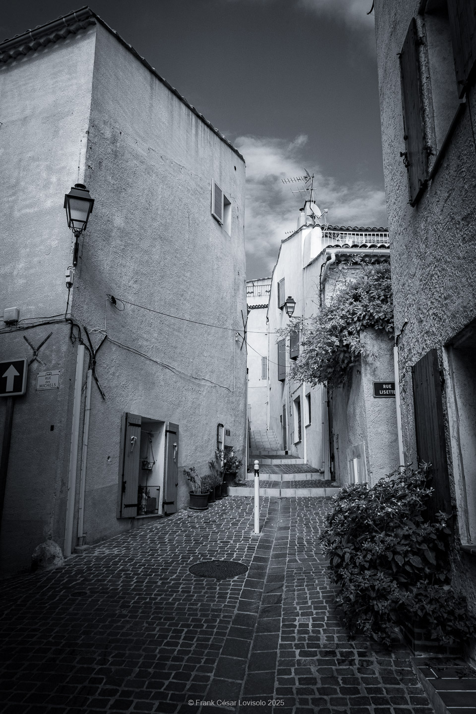 Allauch,Provence - Voyage - Frank César LOVISOLO - Allauch : Un nom qui résonne comme une chanson claire au cœur des collines provençales. Quand on le prononce, il semble que le vent s’y accroche, qu’il prolonge la dernière syllabe dans un souffle chaud ou vif quant aux saisons. Allauch, c’est la lumière du matin qui se pose sur les toits de tuiles d'argile orange, c’est le soir qui descend doucement sur les moulins ; c’est le parfum des pins mêlé à celui de la farigoule et du romarin. Ce village, suspendu entre ciel et mer, n’est pas seulement un espace géographique : il demeure un temps continu, une respiration de mémoire. Ici, l’histoire humaine s’est enracinée très tôt. Des vestiges antiques témoignent de la présence romaine, puis le Moyen Âge a dressé sur la colline son château, forteresse protectrice dont les ruines veillent encore.