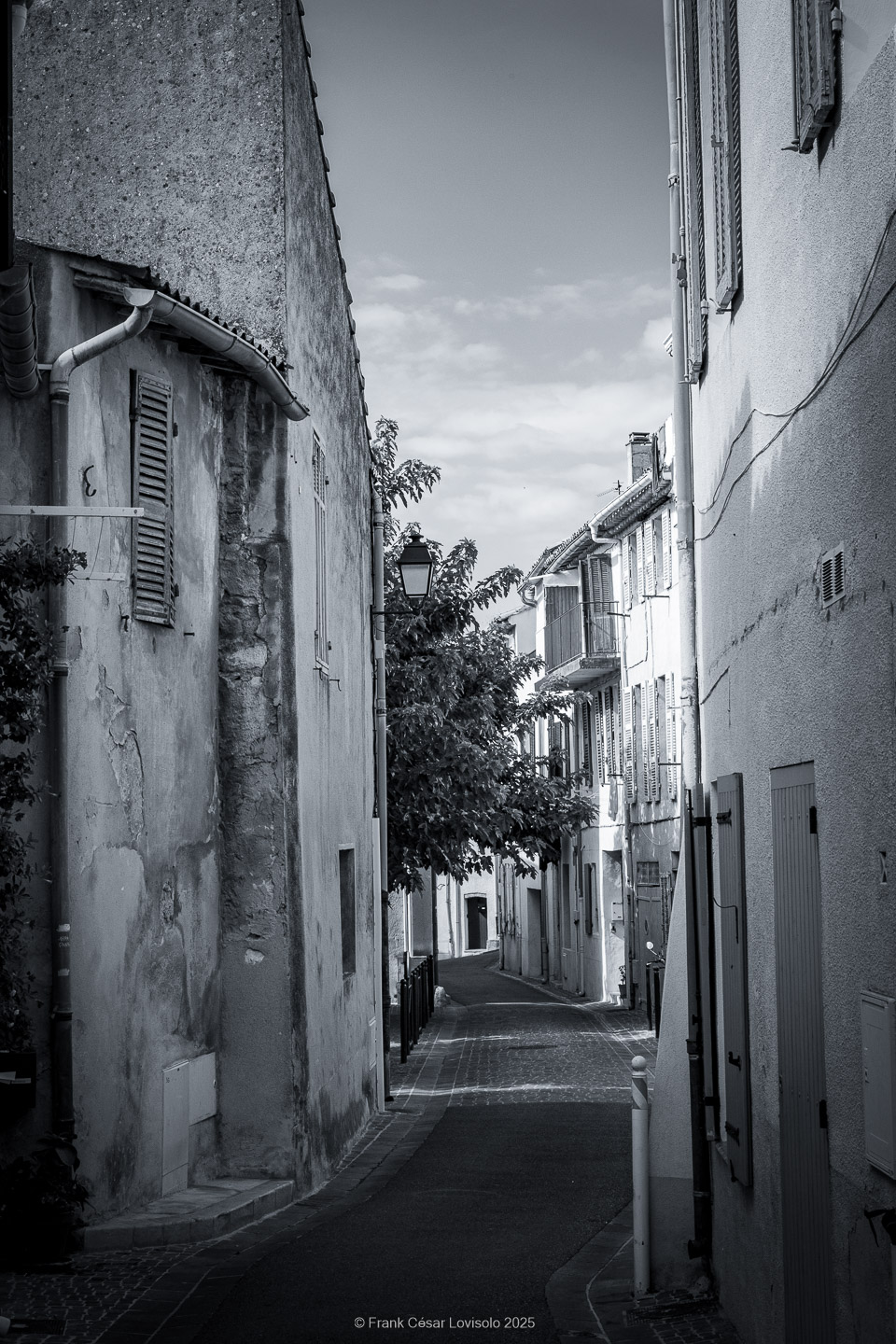 Allauch,Provence - Voyage - Frank César LOVISOLO - Allauch : Un nom qui résonne comme une chanson claire au cœur des collines provençales. Quand on le prononce, il semble que le vent s’y accroche, qu’il prolonge la dernière syllabe dans un souffle chaud ou vif quant aux saisons. Allauch, c’est la lumière du matin qui se pose sur les toits de tuiles d'argile orange, c’est le soir qui descend doucement sur les moulins ; c’est le parfum des pins mêlé à celui de la farigoule et du romarin. Ce village, suspendu entre ciel et mer, n’est pas seulement un espace géographique : il demeure un temps continu, une respiration de mémoire. Ici, l’histoire humaine s’est enracinée très tôt. Des vestiges antiques témoignent de la présence romaine, puis le Moyen Âge a dressé sur la colline son château, forteresse protectrice dont les ruines veillent encore.