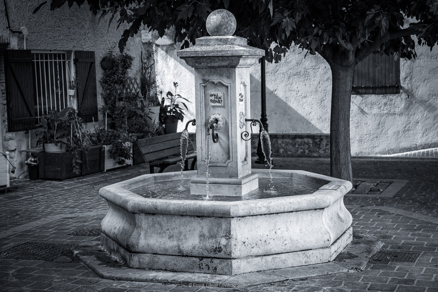 Allauch,Provence - Voyage - Frank César LOVISOLO - Allauch : Un nom qui résonne comme une chanson claire au cœur des collines provençales. Quand on le prononce, il semble que le vent s’y accroche, qu’il prolonge la dernière syllabe dans un souffle chaud ou vif quant aux saisons. Allauch, c’est la lumière du matin qui se pose sur les toits de tuiles d'argile orange, c’est le soir qui descend doucement sur les moulins ; c’est le parfum des pins mêlé à celui de la farigoule et du romarin. Ce village, suspendu entre ciel et mer, n’est pas seulement un espace géographique : il demeure un temps continu, une respiration de mémoire. Ici, l’histoire humaine s’est enracinée très tôt. Des vestiges antiques témoignent de la présence romaine, puis le Moyen Âge a dressé sur la colline son château, forteresse protectrice dont les ruines veillent encore.