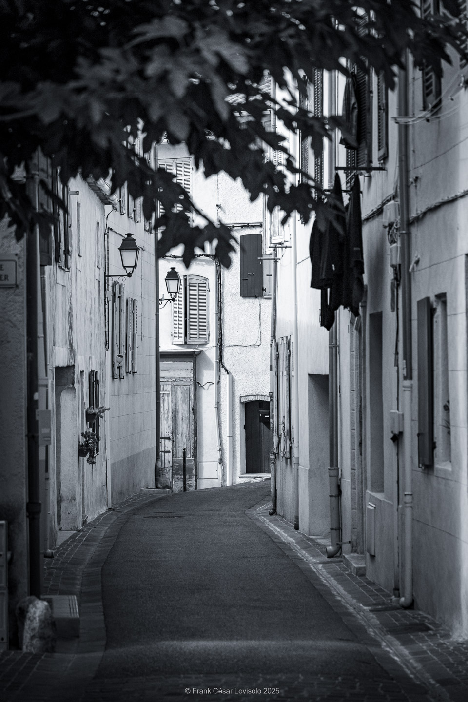 Allauch,Provence - Voyage - Frank César LOVISOLO - Allauch : Un nom qui résonne comme une chanson claire au cœur des collines provençales. Quand on le prononce, il semble que le vent s’y accroche, qu’il prolonge la dernière syllabe dans un souffle chaud ou vif quant aux saisons. Allauch, c’est la lumière du matin qui se pose sur les toits de tuiles d'argile orange, c’est le soir qui descend doucement sur les moulins ; c’est le parfum des pins mêlé à celui de la farigoule et du romarin. Ce village, suspendu entre ciel et mer, n’est pas seulement un espace géographique : il demeure un temps continu, une respiration de mémoire. Ici, l’histoire humaine s’est enracinée très tôt. Des vestiges antiques témoignent de la présence romaine, puis le Moyen Âge a dressé sur la colline son château, forteresse protectrice dont les ruines veillent encore.