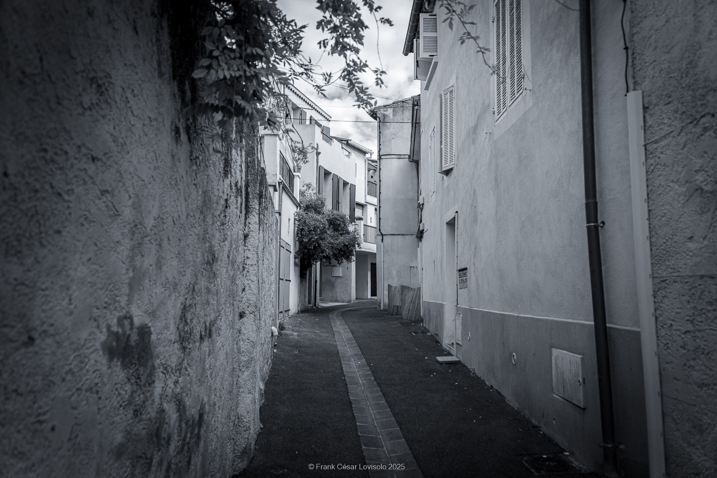 Allauch,Provence - Voyage - Frank César LOVISOLO - Allauch : Un nom qui résonne comme une chanson claire au cœur des collines provençales. Quand on le prononce, il semble que le vent s’y accroche, qu’il prolonge la dernière syllabe dans un souffle chaud ou vif quant aux saisons. Allauch, c’est la lumière du matin qui se pose sur les toits de tuiles d'argile orange, c’est le soir qui descend doucement sur les moulins ; c’est le parfum des pins mêlé à celui de la farigoule et du romarin. Ce village, suspendu entre ciel et mer, n’est pas seulement un espace géographique : il demeure un temps continu, une respiration de mémoire. Ici, l’histoire humaine s’est enracinée très tôt. Des vestiges antiques témoignent de la présence romaine, puis le Moyen Âge a dressé sur la colline son château, forteresse protectrice dont les ruines veillent encore.