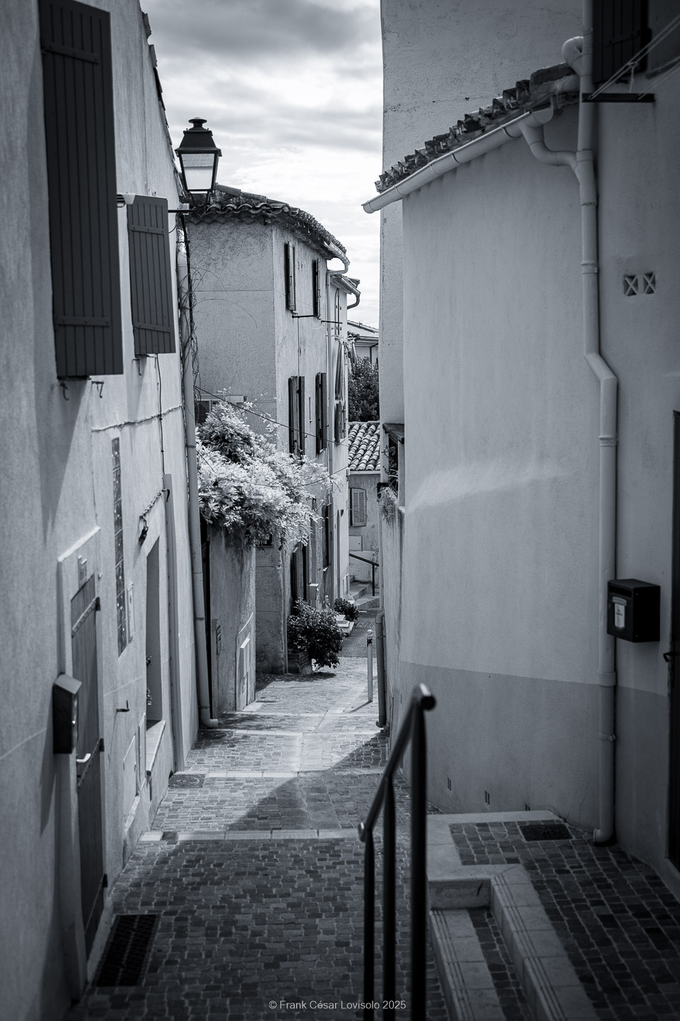 Allauch,Provence - Voyage - Frank César LOVISOLO - Allauch : Un nom qui résonne comme une chanson claire au cœur des collines provençales. Quand on le prononce, il semble que le vent s’y accroche, qu’il prolonge la dernière syllabe dans un souffle chaud ou vif quant aux saisons. Allauch, c’est la lumière du matin qui se pose sur les toits de tuiles d'argile orange, c’est le soir qui descend doucement sur les moulins ; c’est le parfum des pins mêlé à celui de la farigoule et du romarin. Ce village, suspendu entre ciel et mer, n’est pas seulement un espace géographique : il demeure un temps continu, une respiration de mémoire. Ici, l’histoire humaine s’est enracinée très tôt. Des vestiges antiques témoignent de la présence romaine, puis le Moyen Âge a dressé sur la colline son château, forteresse protectrice dont les ruines veillent encore.
