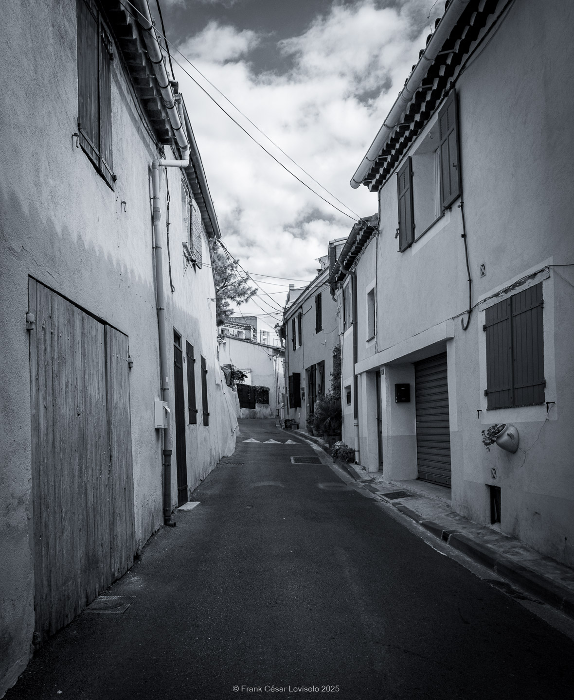 Allauch,Provence - Voyage - Frank César LOVISOLO - Allauch : Un nom qui résonne comme une chanson claire au cœur des collines provençales. Quand on le prononce, il semble que le vent s’y accroche, qu’il prolonge la dernière syllabe dans un souffle chaud ou vif quant aux saisons. Allauch, c’est la lumière du matin qui se pose sur les toits de tuiles d'argile orange, c’est le soir qui descend doucement sur les moulins ; c’est le parfum des pins mêlé à celui de la farigoule et du romarin. Ce village, suspendu entre ciel et mer, n’est pas seulement un espace géographique : il demeure un temps continu, une respiration de mémoire. Ici, l’histoire humaine s’est enracinée très tôt. Des vestiges antiques témoignent de la présence romaine, puis le Moyen Âge a dressé sur la colline son château, forteresse protectrice dont les ruines veillent encore.