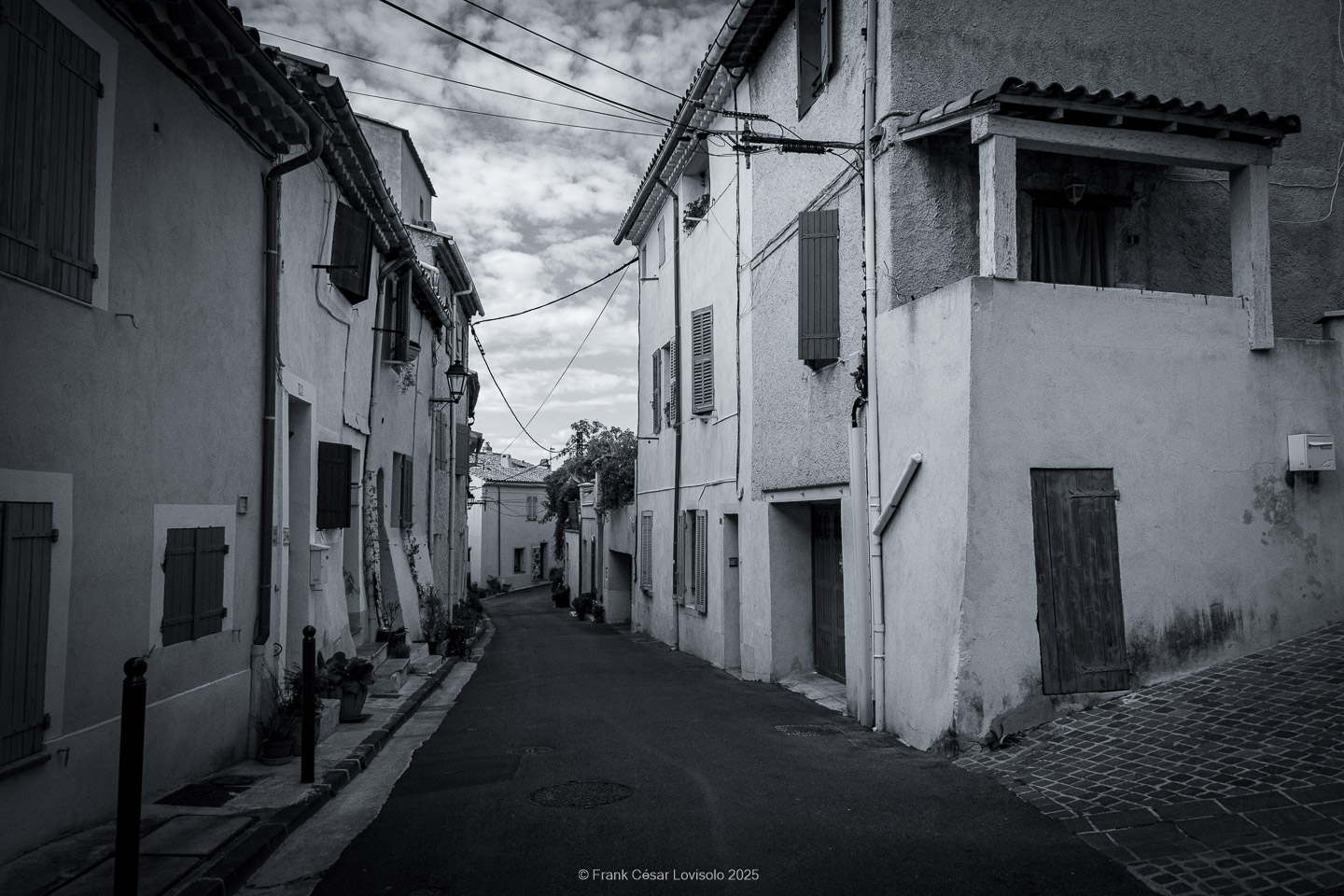 Allauch,Provence - Voyage - Frank César LOVISOLO - Allauch : Un nom qui résonne comme une chanson claire au cœur des collines provençales. Quand on le prononce, il semble que le vent s’y accroche, qu’il prolonge la dernière syllabe dans un souffle chaud ou vif quant aux saisons. Allauch, c’est la lumière du matin qui se pose sur les toits de tuiles d'argile orange, c’est le soir qui descend doucement sur les moulins ; c’est le parfum des pins mêlé à celui de la farigoule et du romarin. Ce village, suspendu entre ciel et mer, n’est pas seulement un espace géographique : il demeure un temps continu, une respiration de mémoire. Ici, l’histoire humaine s’est enracinée très tôt. Des vestiges antiques témoignent de la présence romaine, puis le Moyen Âge a dressé sur la colline son château, forteresse protectrice dont les ruines veillent encore.
