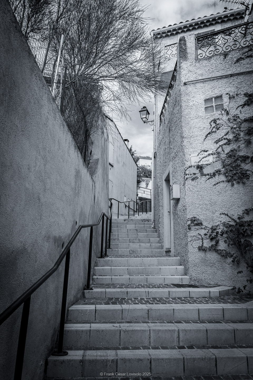 Allauch,Provence - Voyage - Frank César LOVISOLO - Allauch : Un nom qui résonne comme une chanson claire au cœur des collines provençales. Quand on le prononce, il semble que le vent s’y accroche, qu’il prolonge la dernière syllabe dans un souffle chaud ou vif quant aux saisons. Allauch, c’est la lumière du matin qui se pose sur les toits de tuiles d'argile orange, c’est le soir qui descend doucement sur les moulins ; c’est le parfum des pins mêlé à celui de la farigoule et du romarin. Ce village, suspendu entre ciel et mer, n’est pas seulement un espace géographique : il demeure un temps continu, une respiration de mémoire. Ici, l’histoire humaine s’est enracinée très tôt. Des vestiges antiques témoignent de la présence romaine, puis le Moyen Âge a dressé sur la colline son château, forteresse protectrice dont les ruines veillent encore.