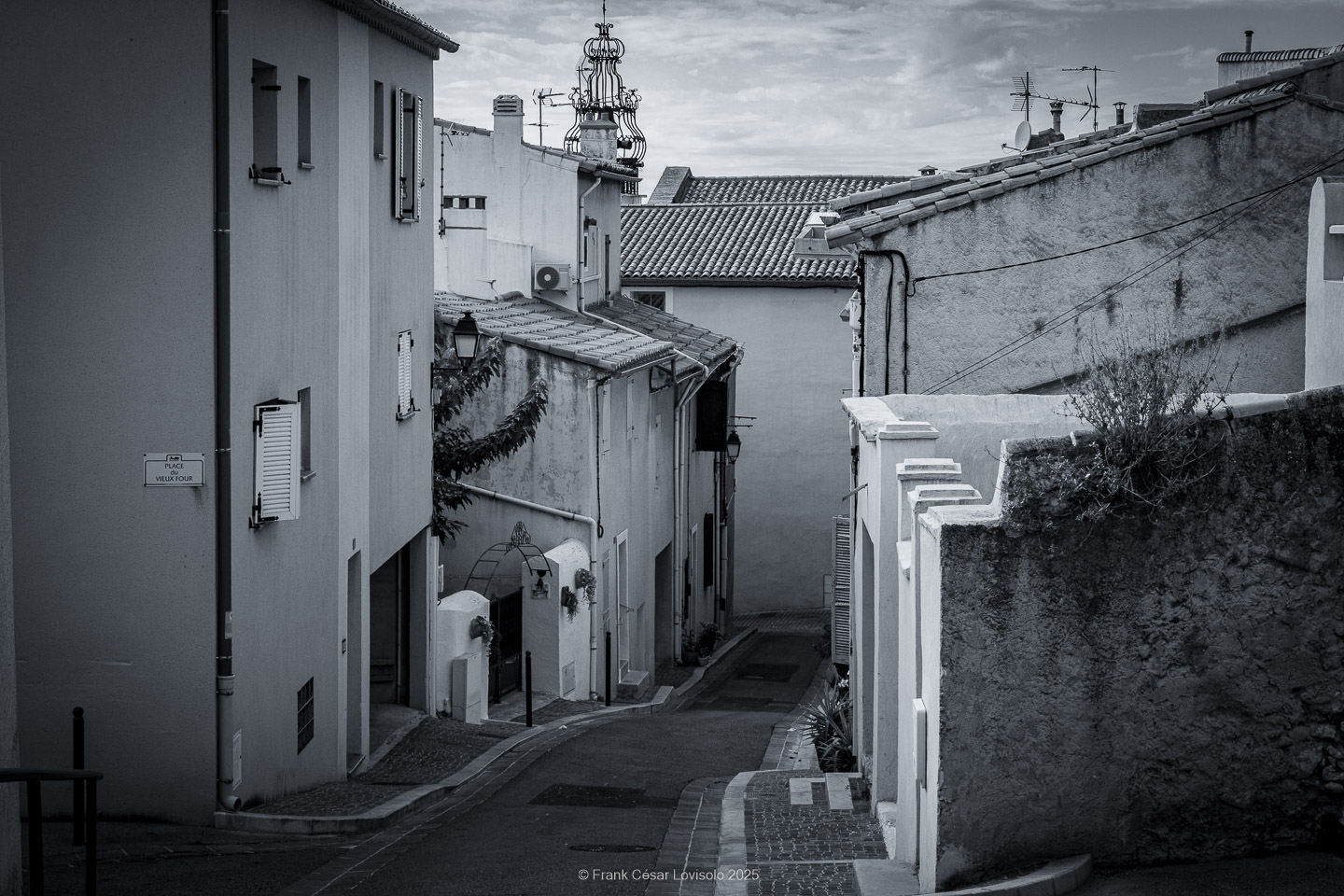 Allauch,Provence - Voyage - Frank César LOVISOLO - Allauch : Un nom qui résonne comme une chanson claire au cœur des collines provençales. Quand on le prononce, il semble que le vent s’y accroche, qu’il prolonge la dernière syllabe dans un souffle chaud ou vif quant aux saisons. Allauch, c’est la lumière du matin qui se pose sur les toits de tuiles d'argile orange, c’est le soir qui descend doucement sur les moulins ; c’est le parfum des pins mêlé à celui de la farigoule et du romarin. Ce village, suspendu entre ciel et mer, n’est pas seulement un espace géographique : il demeure un temps continu, une respiration de mémoire. Ici, l’histoire humaine s’est enracinée très tôt. Des vestiges antiques témoignent de la présence romaine, puis le Moyen Âge a dressé sur la colline son château, forteresse protectrice dont les ruines veillent encore.