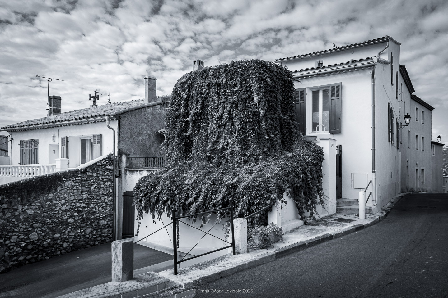 Allauch,Provence - Voyage - Frank César LOVISOLO - Allauch : Un nom qui résonne comme une chanson claire au cœur des collines provençales. Quand on le prononce, il semble que le vent s’y accroche, qu’il prolonge la dernière syllabe dans un souffle chaud ou vif quant aux saisons. Allauch, c’est la lumière du matin qui se pose sur les toits de tuiles d'argile orange, c’est le soir qui descend doucement sur les moulins ; c’est le parfum des pins mêlé à celui de la farigoule et du romarin. Ce village, suspendu entre ciel et mer, n’est pas seulement un espace géographique : il demeure un temps continu, une respiration de mémoire. Ici, l’histoire humaine s’est enracinée très tôt. Des vestiges antiques témoignent de la présence romaine, puis le Moyen Âge a dressé sur la colline son château, forteresse protectrice dont les ruines veillent encore.