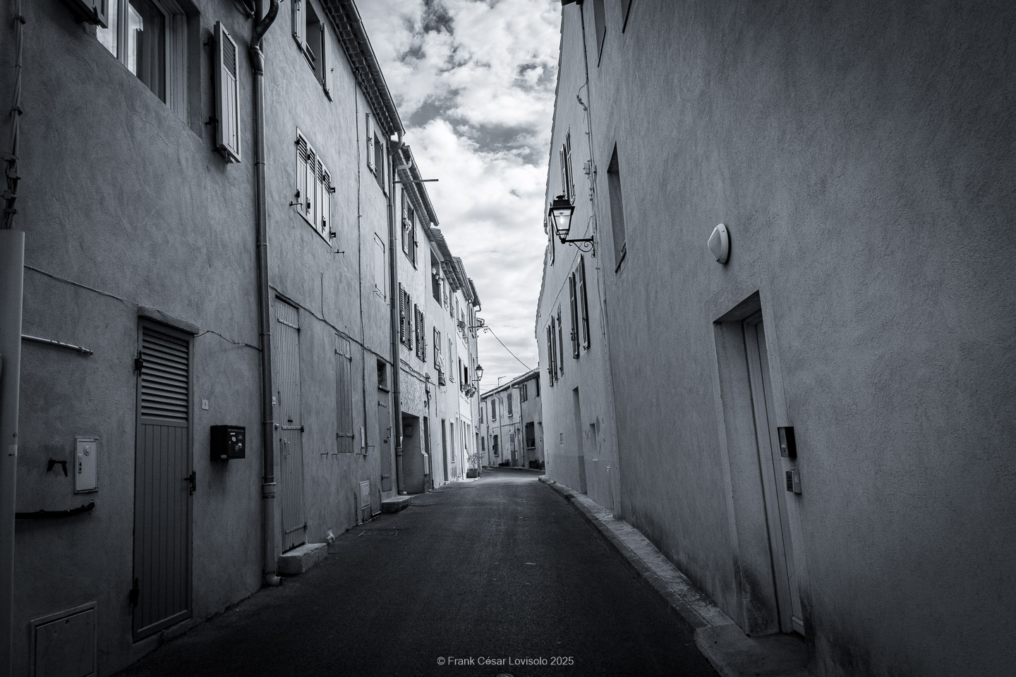 Allauch,Provence - Voyage - Frank César LOVISOLO - Allauch : Un nom qui résonne comme une chanson claire au cœur des collines provençales. Quand on le prononce, il semble que le vent s’y accroche, qu’il prolonge la dernière syllabe dans un souffle chaud ou vif quant aux saisons. Allauch, c’est la lumière du matin qui se pose sur les toits de tuiles d'argile orange, c’est le soir qui descend doucement sur les moulins ; c’est le parfum des pins mêlé à celui de la farigoule et du romarin. Ce village, suspendu entre ciel et mer, n’est pas seulement un espace géographique : il demeure un temps continu, une respiration de mémoire. Ici, l’histoire humaine s’est enracinée très tôt. Des vestiges antiques témoignent de la présence romaine, puis le Moyen Âge a dressé sur la colline son château, forteresse protectrice dont les ruines veillent encore.