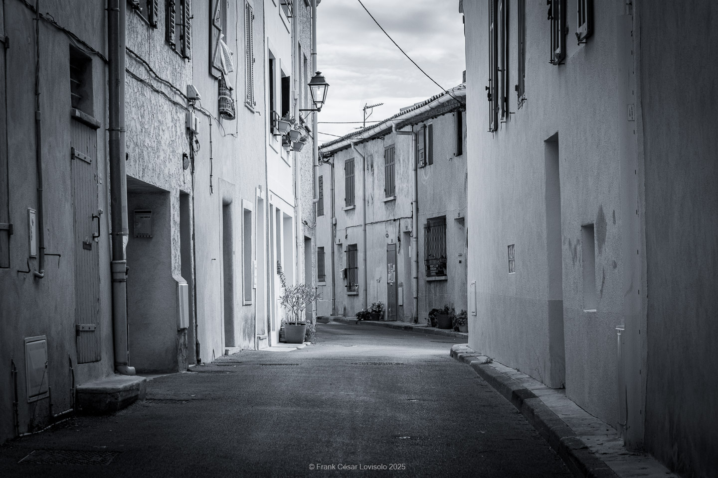Allauch,Provence - Voyage - Frank César LOVISOLO - Allauch : Un nom qui résonne comme une chanson claire au cœur des collines provençales. Quand on le prononce, il semble que le vent s’y accroche, qu’il prolonge la dernière syllabe dans un souffle chaud ou vif quant aux saisons. Allauch, c’est la lumière du matin qui se pose sur les toits de tuiles d'argile orange, c’est le soir qui descend doucement sur les moulins ; c’est le parfum des pins mêlé à celui de la farigoule et du romarin. Ce village, suspendu entre ciel et mer, n’est pas seulement un espace géographique : il demeure un temps continu, une respiration de mémoire. Ici, l’histoire humaine s’est enracinée très tôt. Des vestiges antiques témoignent de la présence romaine, puis le Moyen Âge a dressé sur la colline son château, forteresse protectrice dont les ruines veillent encore.