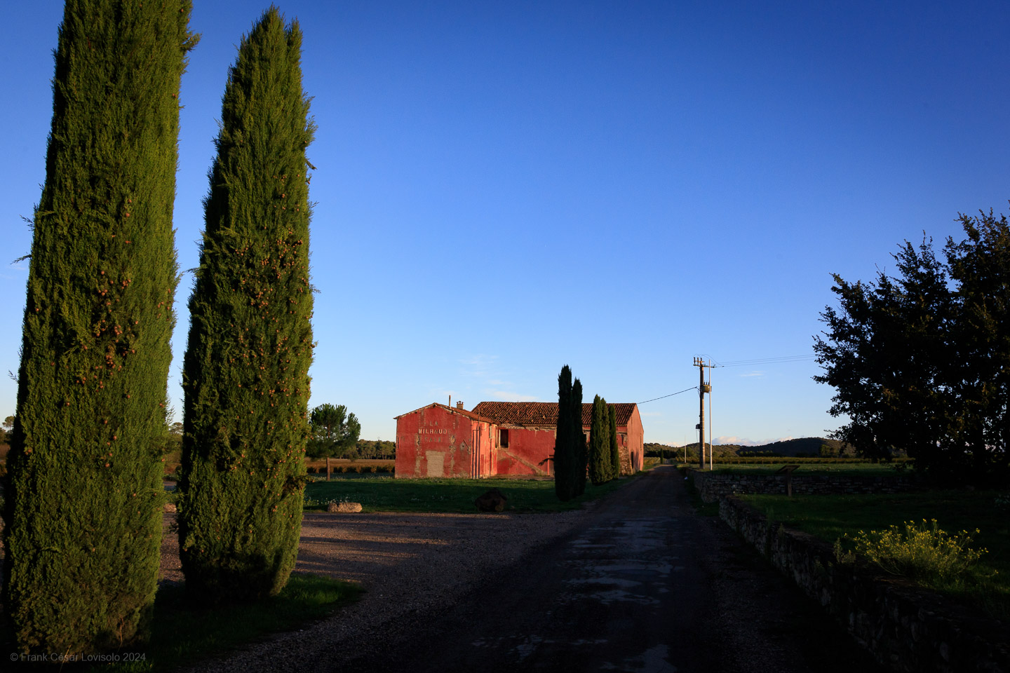 accumulation,périgrination,Photographies - Photographies - Frank César LOVISOLO - L’accumulation est une technique artistique popularisée par Arman, artiste français qui l’a beaucoup travaillée et théorisée. Tel qu’Arman la définit et la produit, l’accumulation est un rassemblement d’objets identiques dans une très grande quantité, généralement fondue dans du plexiglas.