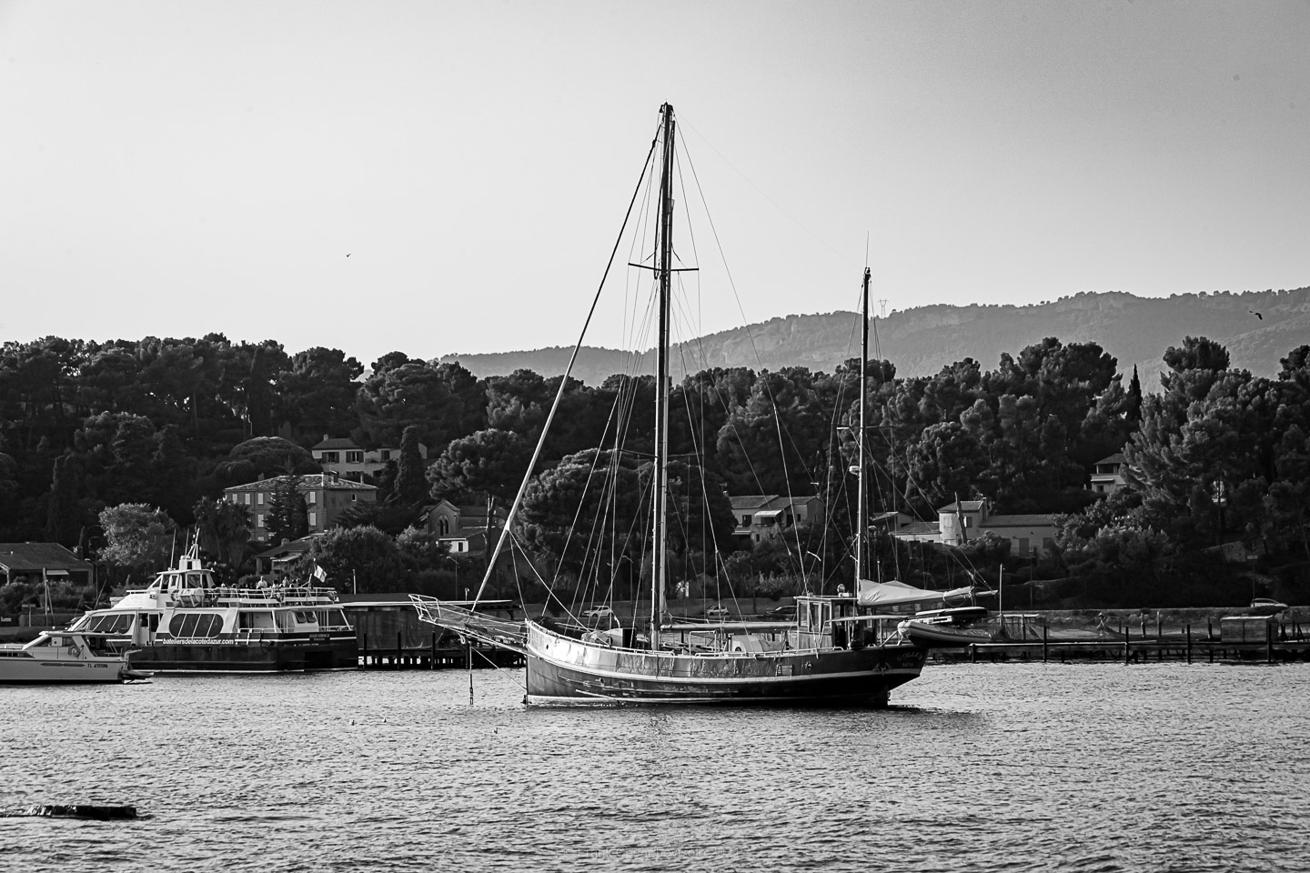 accumulation,périgrination,Photographies - Photographies - Frank César LOVISOLO - L’accumulation est une technique artistique popularisée par Arman, artiste français qui l’a beaucoup travaillée et théorisée. Tel qu’Arman la définit et la produit, l’accumulation est un rassemblement d’objets identiques dans une très grande quantité, généralement fondue dans du plexiglas.