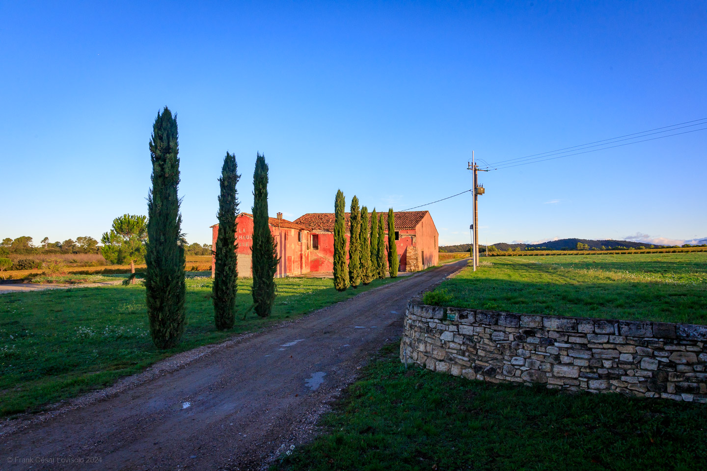 accumulation,périgrination,Photographies - Photographies - Frank César LOVISOLO - L’accumulation est une technique artistique popularisée par Arman, artiste français qui l’a beaucoup travaillée et théorisée. Tel qu’Arman la définit et la produit, l’accumulation est un rassemblement d’objets identiques dans une très grande quantité, généralement fondue dans du plexiglas.