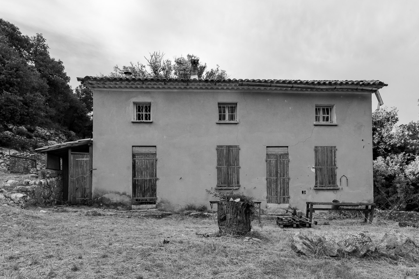 accumulation,périgrination,Photographies - Photographies - Frank César LOVISOLO - L’accumulation est une technique artistique popularisée par Arman, artiste français qui l’a beaucoup travaillée et théorisée. Tel qu’Arman la définit et la produit, l’accumulation est un rassemblement d’objets identiques dans une très grande quantité, généralement fondue dans du plexiglas.