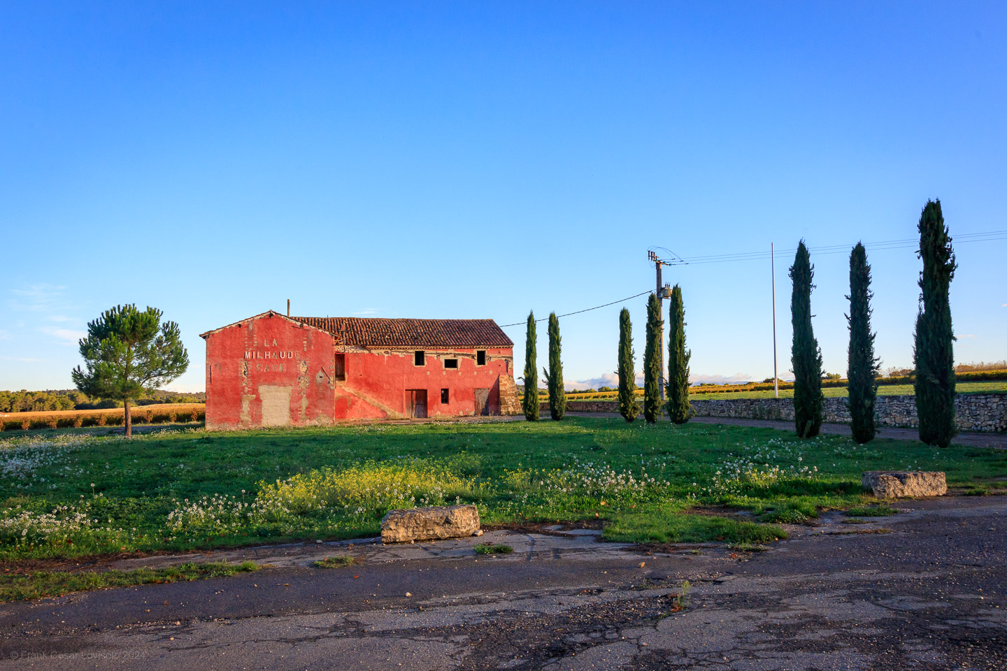 accumulation,périgrination,Photographies - Photographies - Frank César LOVISOLO - L’accumulation est une technique artistique popularisée par Arman, artiste français qui l’a beaucoup travaillée et théorisée. Tel qu’Arman la définit et la produit, l’accumulation est un rassemblement d’objets identiques dans une très grande quantité, généralement fondue dans du plexiglas.