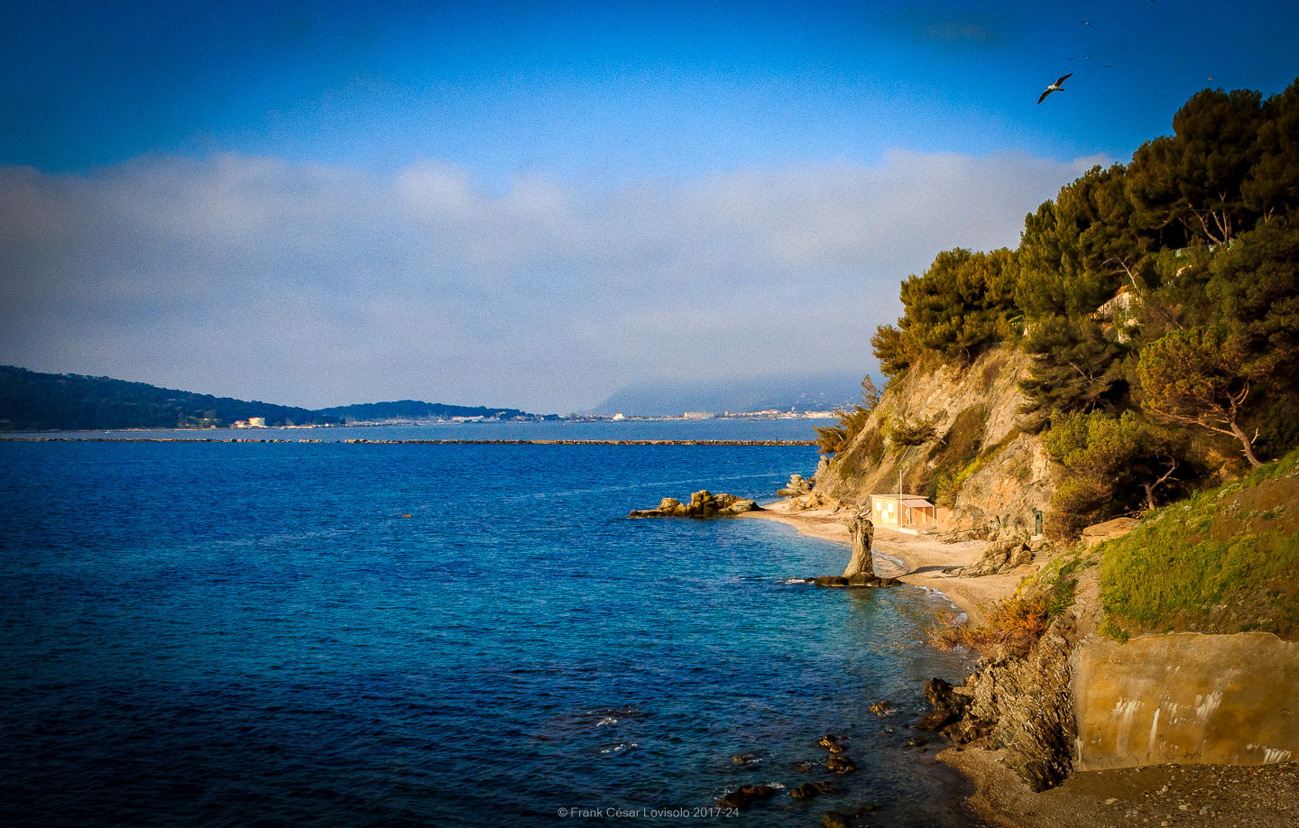 accumulation,périgrination,Photographies - Photographies - Frank César LOVISOLO - L’accumulation est une technique artistique popularisée par Arman, artiste français qui l’a beaucoup travaillée et théorisée. Tel qu’Arman la définit et la produit, l’accumulation est un rassemblement d’objets identiques dans une très grande quantité, généralement fondue dans du plexiglas.