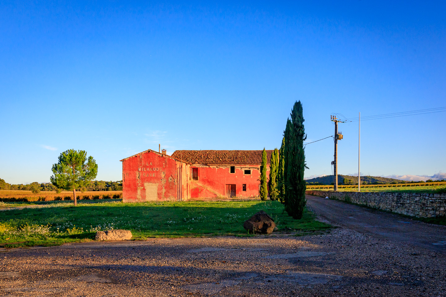 accumulation,périgrination,Photographies - Photographies - Frank César LOVISOLO - L’accumulation est une technique artistique popularisée par Arman, artiste français qui l’a beaucoup travaillée et théorisée. Tel qu’Arman la définit et la produit, l’accumulation est un rassemblement d’objets identiques dans une très grande quantité, généralement fondue dans du plexiglas.