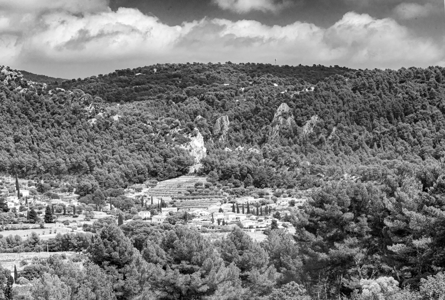 accumulation,périgrination,Photographies - Photographies - Frank César LOVISOLO - L’accumulation est une technique artistique popularisée par Arman, artiste français qui l’a beaucoup travaillée et théorisée. Tel qu’Arman la définit et la produit, l’accumulation est un rassemblement d’objets identiques dans une très grande quantité, généralement fondue dans du plexiglas.