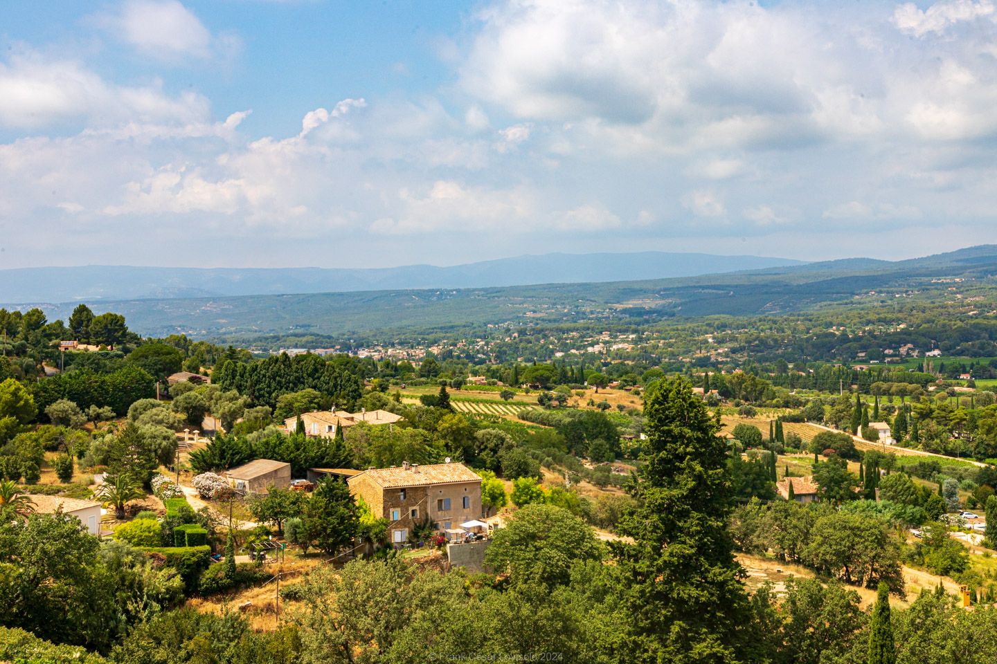 accumulation,périgrination,Photographies - Photographies - Frank César LOVISOLO - L’accumulation est une technique artistique popularisée par Arman, artiste français qui l’a beaucoup travaillée et théorisée. Tel qu’Arman la définit et la produit, l’accumulation est un rassemblement d’objets identiques dans une très grande quantité, généralement fondue dans du plexiglas.