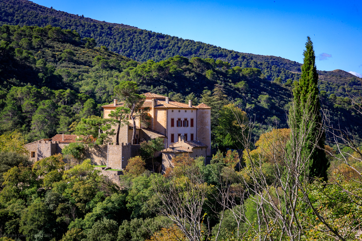 accumulation,périgrination,Photographies - Photographies - Frank César LOVISOLO - L’accumulation est une technique artistique popularisée par Arman, artiste français qui l’a beaucoup travaillée et théorisée. Tel qu’Arman la définit et la produit, l’accumulation est un rassemblement d’objets identiques dans une très grande quantité, généralement fondue dans du plexiglas.