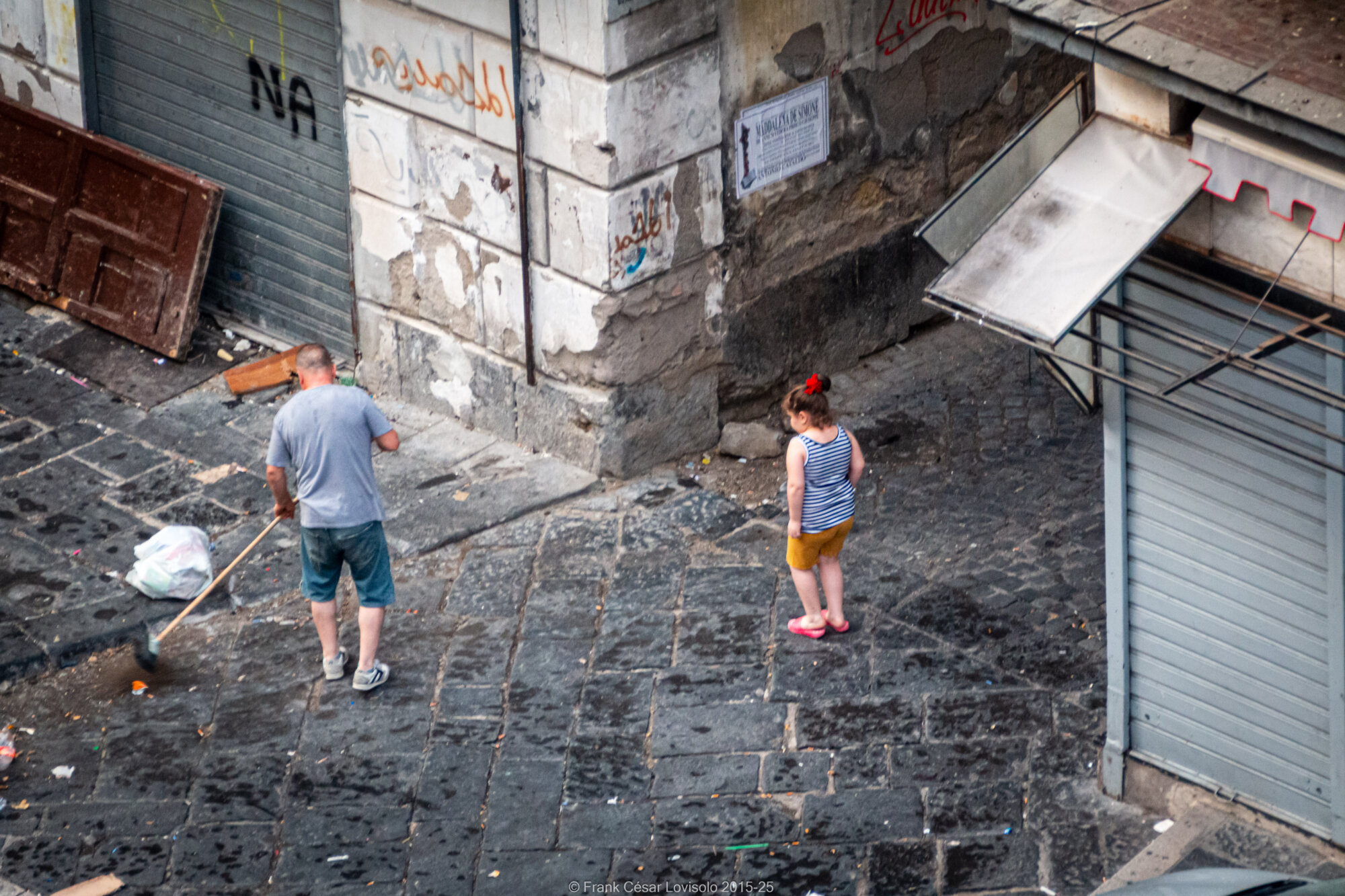 accumulation,périgrination,Photographies - Photographies - Frank César LOVISOLO - L’accumulation est une technique artistique popularisée par Arman, artiste français qui l’a beaucoup travaillée et théorisée. Tel qu’Arman la définit et la produit, l’accumulation est un rassemblement d’objets identiques dans une très grande quantité, généralement fondue dans du plexiglas.