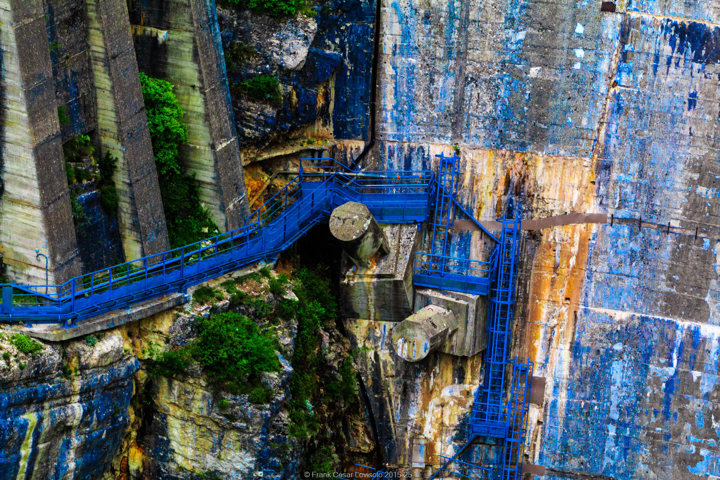 accumulation,périgrination,Photographies - Photographies - Frank César LOVISOLO - L’accumulation est une technique artistique popularisée par Arman, artiste français qui l’a beaucoup travaillée et théorisée. Tel qu’Arman la définit et la produit, l’accumulation est un rassemblement d’objets identiques dans une très grande quantité, généralement fondue dans du plexiglas.
