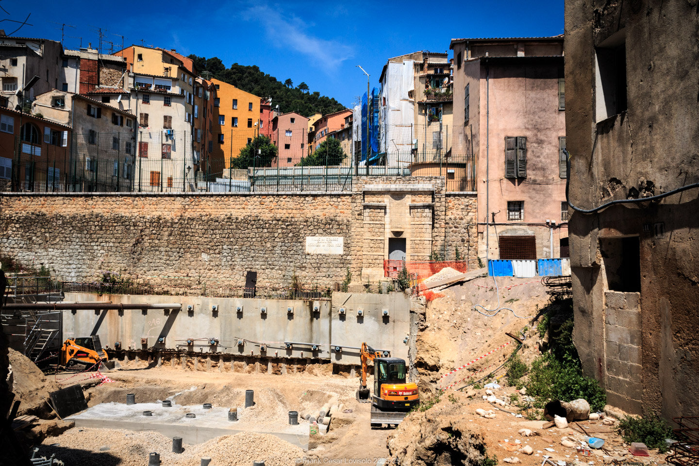 accumulation,périgrination,Photographies - Photographies - Frank César LOVISOLO - L’accumulation est une technique artistique popularisée par Arman, artiste français qui l’a beaucoup travaillée et théorisée. Tel qu’Arman la définit et la produit, l’accumulation est un rassemblement d’objets identiques dans une très grande quantité, généralement fondue dans du plexiglas.