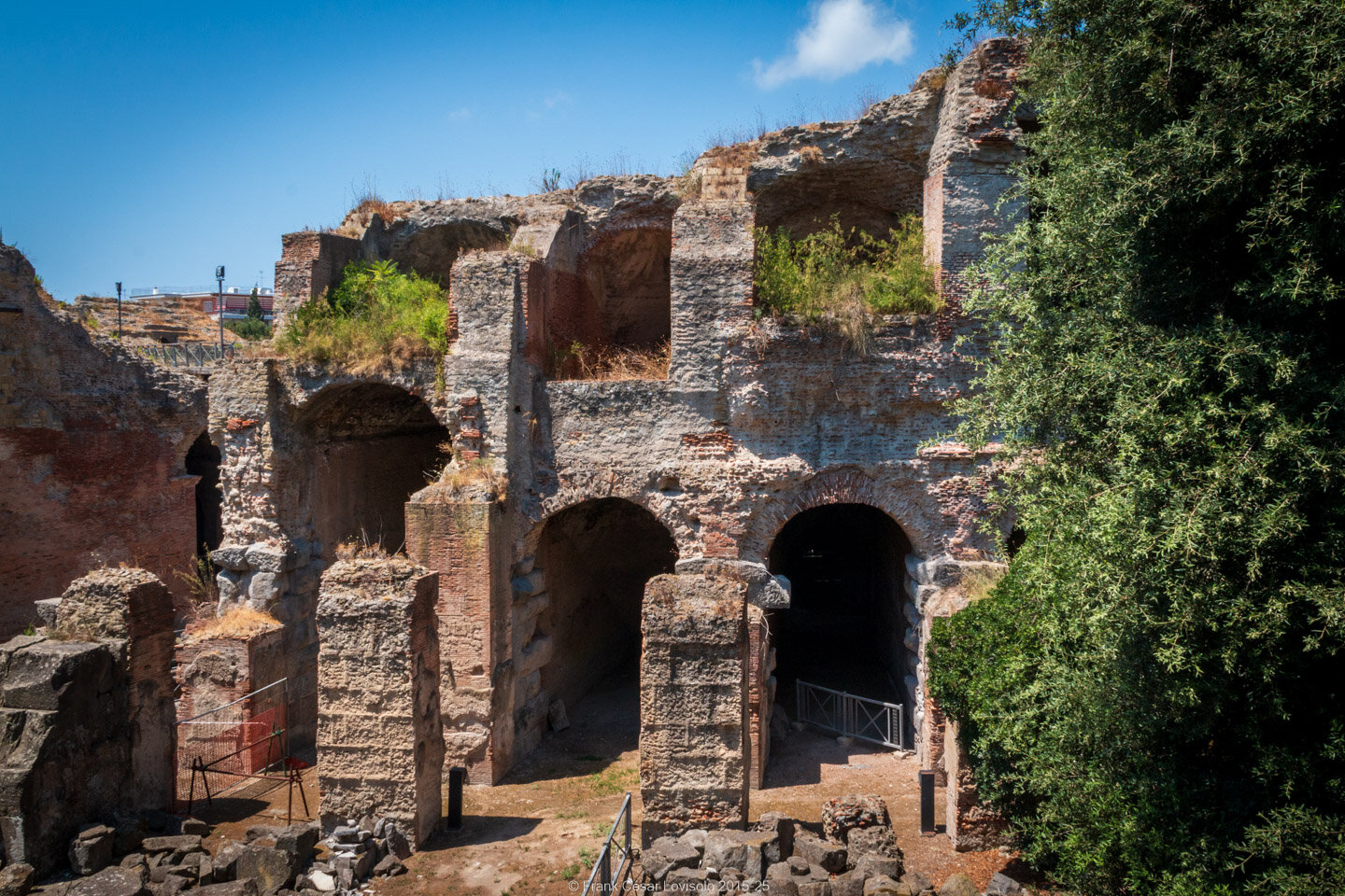 accumulation,périgrination,Photographies - Photographies - Frank César LOVISOLO - L’accumulation est une technique artistique popularisée par Arman, artiste français qui l’a beaucoup travaillée et théorisée. Tel qu’Arman la définit et la produit, l’accumulation est un rassemblement d’objets identiques dans une très grande quantité, généralement fondue dans du plexiglas.