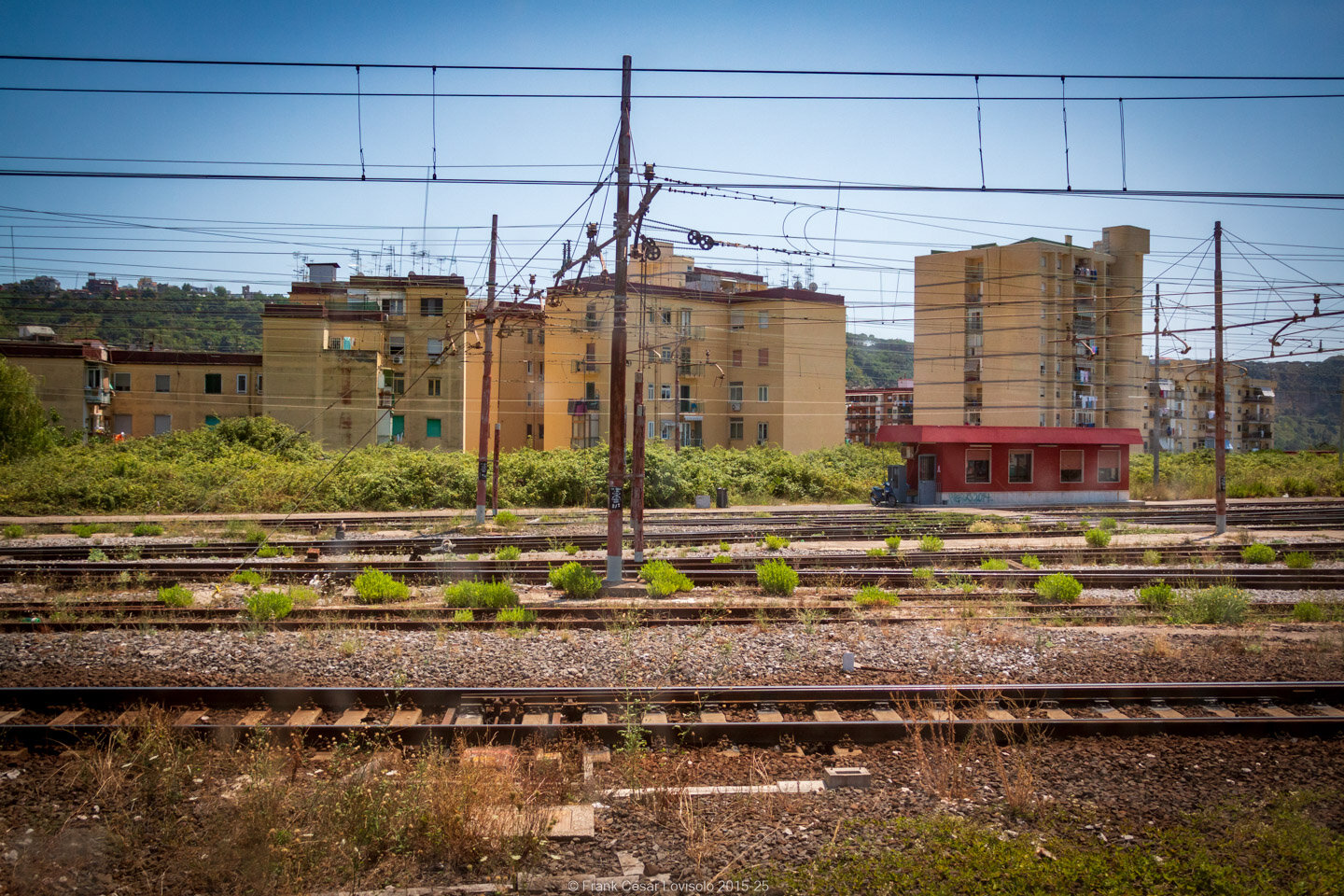 accumulation,périgrination,Photographies - Photographies - Frank César LOVISOLO - L’accumulation est une technique artistique popularisée par Arman, artiste français qui l’a beaucoup travaillée et théorisée. Tel qu’Arman la définit et la produit, l’accumulation est un rassemblement d’objets identiques dans une très grande quantité, généralement fondue dans du plexiglas.
