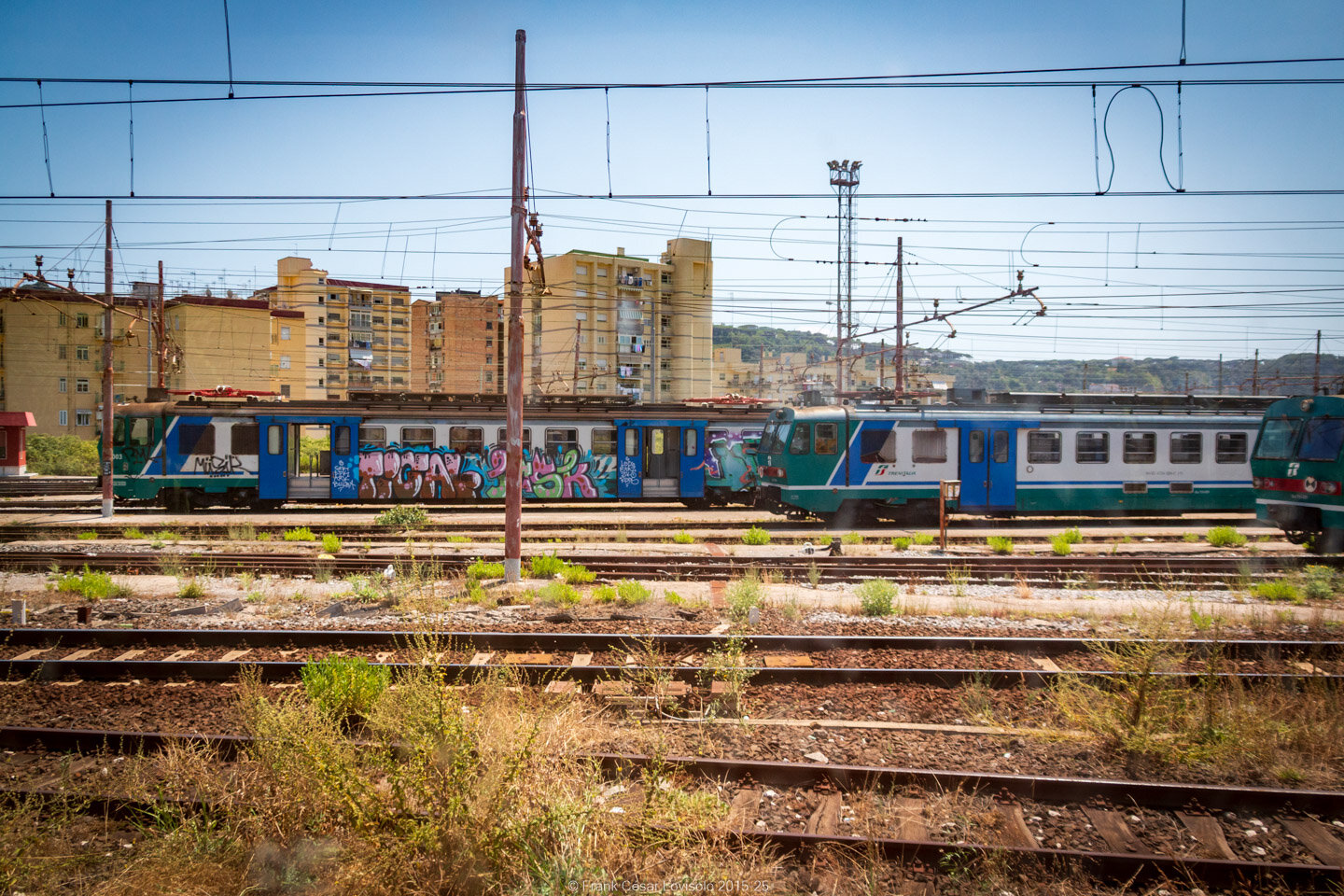 accumulation,périgrination,Photographies - Photographies - Frank César LOVISOLO - L’accumulation est une technique artistique popularisée par Arman, artiste français qui l’a beaucoup travaillée et théorisée. Tel qu’Arman la définit et la produit, l’accumulation est un rassemblement d’objets identiques dans une très grande quantité, généralement fondue dans du plexiglas.