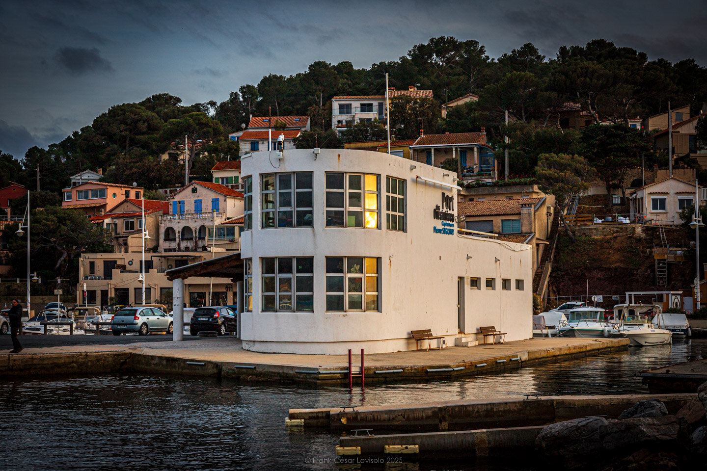 accumulation,périgrination,Photographies - Photographies - Frank César LOVISOLO - L’accumulation est une technique artistique popularisée par Arman, artiste français qui l’a beaucoup travaillée et théorisée. Tel qu’Arman la définit et la produit, l’accumulation est un rassemblement d’objets identiques dans une très grande quantité, généralement fondue dans du plexiglas.