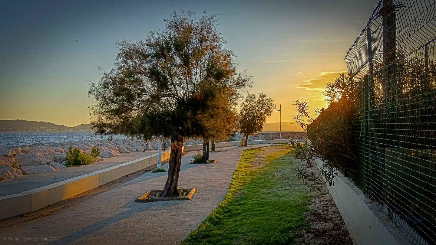 accumulation,périgrination,Photographies - Photographies - Frank César LOVISOLO - L’accumulation est une technique artistique popularisée par Arman, artiste français qui l’a beaucoup travaillée et théorisée. Tel qu’Arman la définit et la produit, l’accumulation est un rassemblement d’objets identiques dans une très grande quantité, généralement fondue dans du plexiglas.