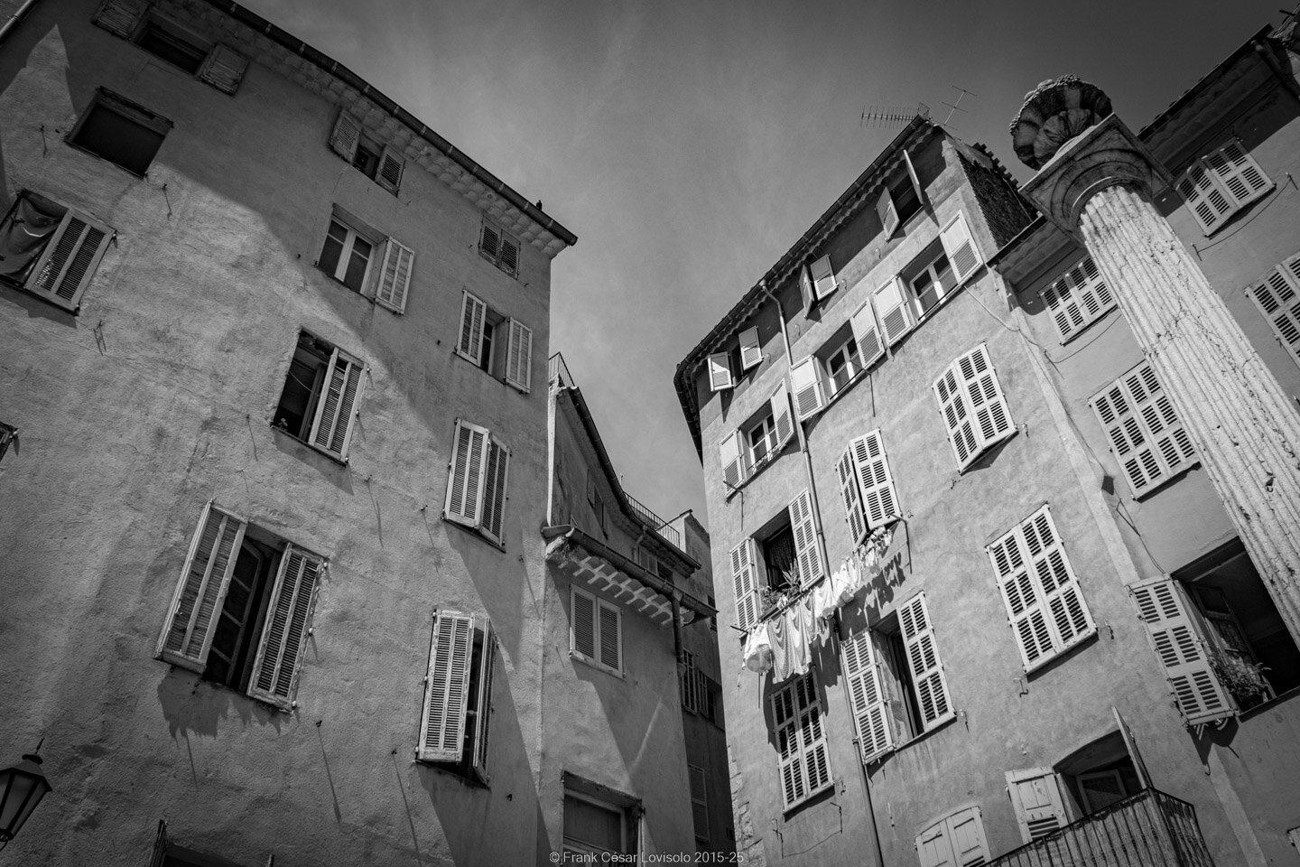 accumulation,périgrination,Photographies - Photographies - Frank César LOVISOLO - L’accumulation est une technique artistique popularisée par Arman, artiste français qui l’a beaucoup travaillée et théorisée. Tel qu’Arman la définit et la produit, l’accumulation est un rassemblement d’objets identiques dans une très grande quantité, généralement fondue dans du plexiglas.