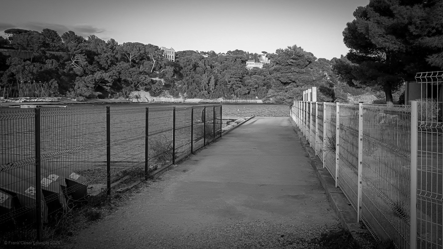 accumulation,périgrination,Photographies - Photographies - Frank César LOVISOLO - L’accumulation est une technique artistique popularisée par Arman, artiste français qui l’a beaucoup travaillée et théorisée. Tel qu’Arman la définit et la produit, l’accumulation est un rassemblement d’objets identiques dans une très grande quantité, généralement fondue dans du plexiglas.