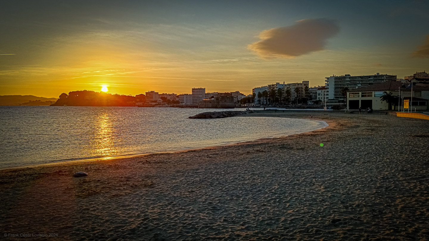 accumulation,périgrination,Photographies - Photographies - Frank César LOVISOLO - L’accumulation est une technique artistique popularisée par Arman, artiste français qui l’a beaucoup travaillée et théorisée. Tel qu’Arman la définit et la produit, l’accumulation est un rassemblement d’objets identiques dans une très grande quantité, généralement fondue dans du plexiglas.