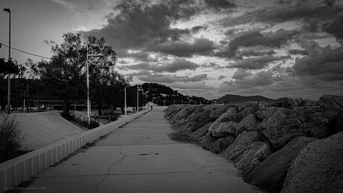accumulation,périgrination,Photographies - Photographies - Frank César LOVISOLO - L’accumulation est une technique artistique popularisée par Arman, artiste français qui l’a beaucoup travaillée et théorisée. Tel qu’Arman la définit et la produit, l’accumulation est un rassemblement d’objets identiques dans une très grande quantité, généralement fondue dans du plexiglas.