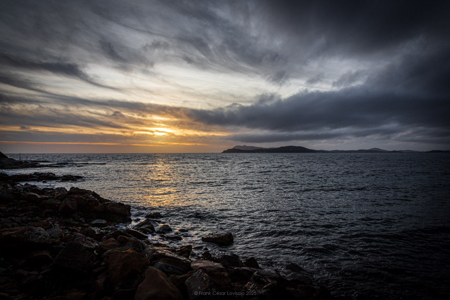 accumulation,périgrination,Photographies - Photographies - Frank César LOVISOLO - L’accumulation est une technique artistique popularisée par Arman, artiste français qui l’a beaucoup travaillée et théorisée. Tel qu’Arman la définit et la produit, l’accumulation est un rassemblement d’objets identiques dans une très grande quantité, généralement fondue dans du plexiglas.