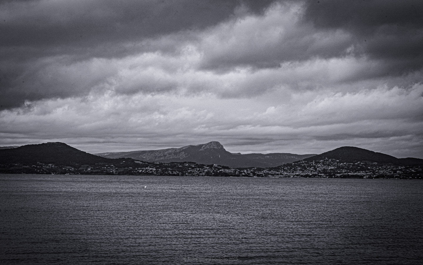 accumulation,périgrination,Photographies - Photographies - Frank César LOVISOLO - L’accumulation est une technique artistique popularisée par Arman, artiste français qui l’a beaucoup travaillée et théorisée. Tel qu’Arman la définit et la produit, l’accumulation est un rassemblement d’objets identiques dans une très grande quantité, généralement fondue dans du plexiglas.