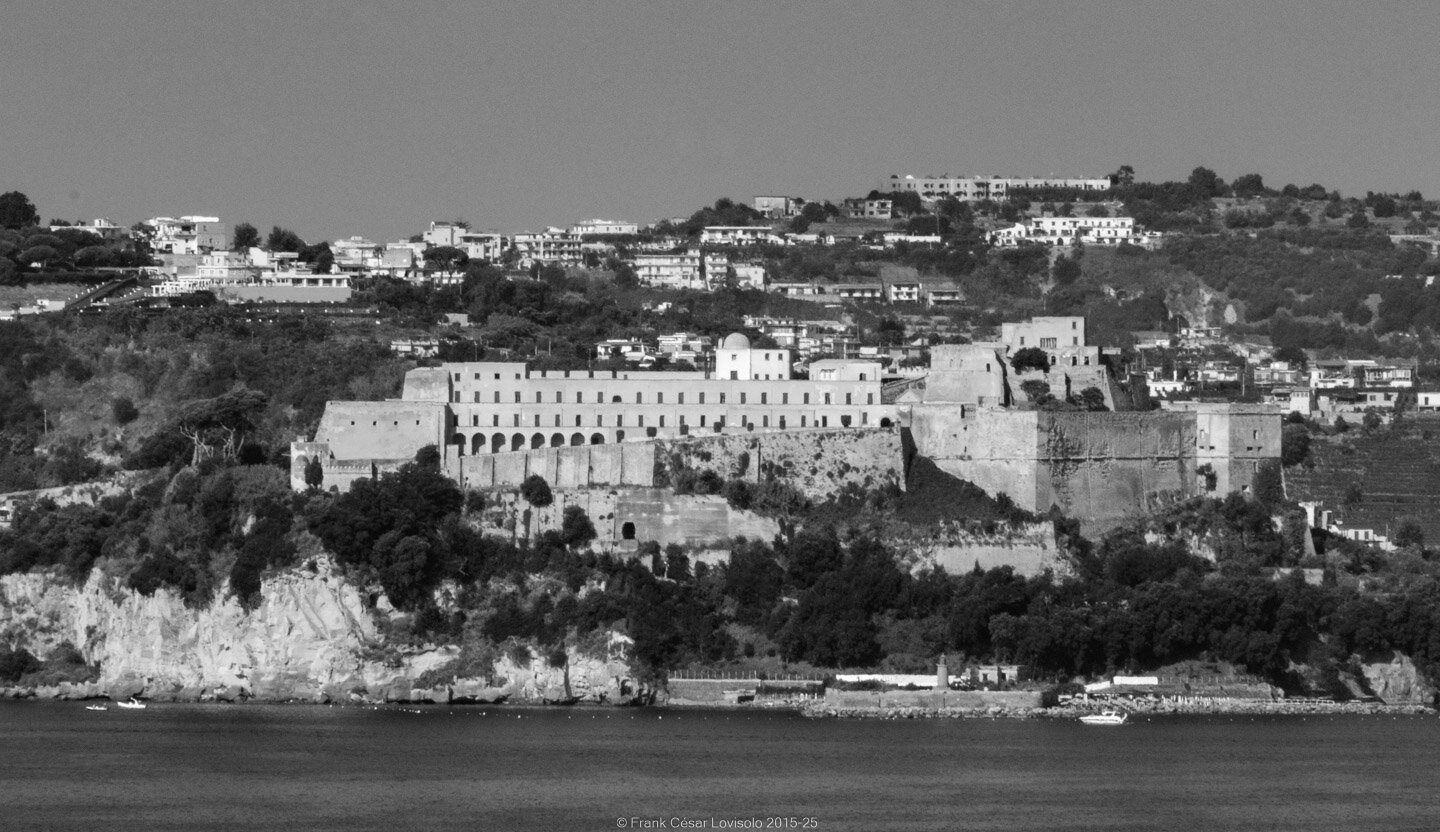 accumulation,périgrination,Photographies - Photographies - Frank César LOVISOLO - L’accumulation est une technique artistique popularisée par Arman, artiste français qui l’a beaucoup travaillée et théorisée. Tel qu’Arman la définit et la produit, l’accumulation est un rassemblement d’objets identiques dans une très grande quantité, généralement fondue dans du plexiglas.